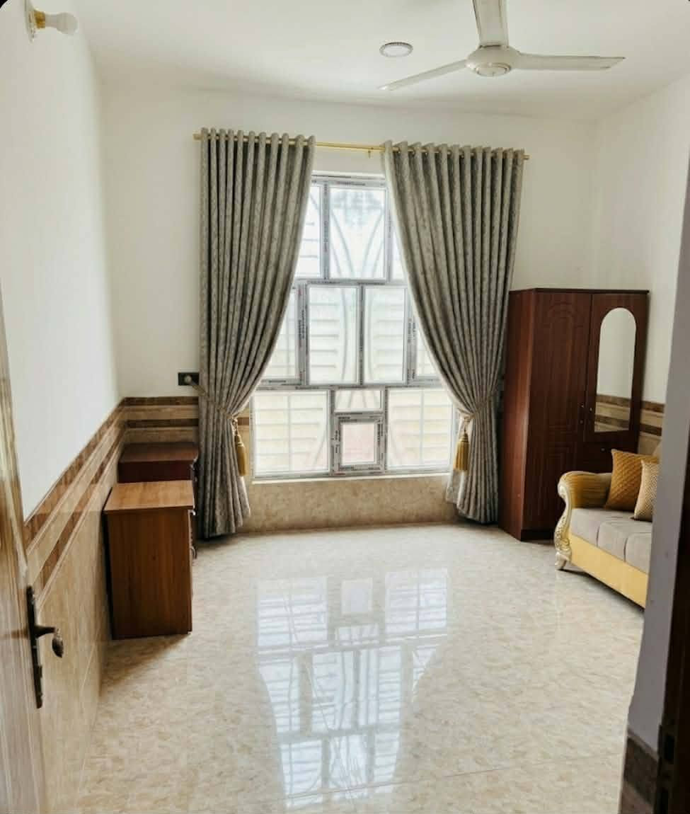 🏡 عـرض مـمـيـز ولأصـحـاب الـفـخـامـة: بـيـت حـديـث + مـشـتـمـل + دونـم أرض لـلـبـيـع ✨

​لكل من يبحث عن الاستقرار، المساحة الواسعة، والاستثمار المضمون، متوفر الآن عقار متكامل بمواصفات ممتازة وموقع مخدوم بالكامل في بابل.

​📍 الموقع والخدمات

​الموقع: بابل - القاسم (ع) - شارع الطابو (قريب من مدرسة الشهيد المنتظر).

​نوع الملكية: طابو سند (25) جاهز للتحويل الفوري.

​الخدمات: منطقة مخدومة بالكامل (ماء + كهرباء مستقرة).

​💰 الـسـعـر

​السعر المطلوب: 155 مليون دينار عراقي (قابل للتفاوض بنسبة قليلة للجادين).

​📊 تفاصيل العقار والمواصفات

​1️⃣ البيت الرئيسي (بناء حديث 2020):

​المساحة: 350 متر مربع.

​نوع البناء: درجة أولى (صب كونكريت).

​التصميم الداخلي: 3 غرف نوم + صالة واسعة + استقبال + مطبخ + بيتونة كبيرة + صحيات (داخلية وخارجية).

​الخارج: طارمة كبيرة جداً + كراج واسع للسيارة.

​2️⃣ المشتمل الصغير (ملحق مع البيت):

​المحتويات: غرفة نوم + صالة + مطبخ + صحيات (مثالي للسكن المستقل أو لاستضافة الضيوف).

​3️⃣ الأرض التابعة للعقار:

​المساحة: دونم كامل (أرض زراعية مضافة للعقار)، تمنحك مساحة واسعة وممتازة للاستثمار، الزراعة، أو التوسع المستقبلي.


**إذا كنت صاحب هذا الإعلان وتريد حذفه لأي سبب، رجاءا أرسل رسالة إلى الدعم الفني**