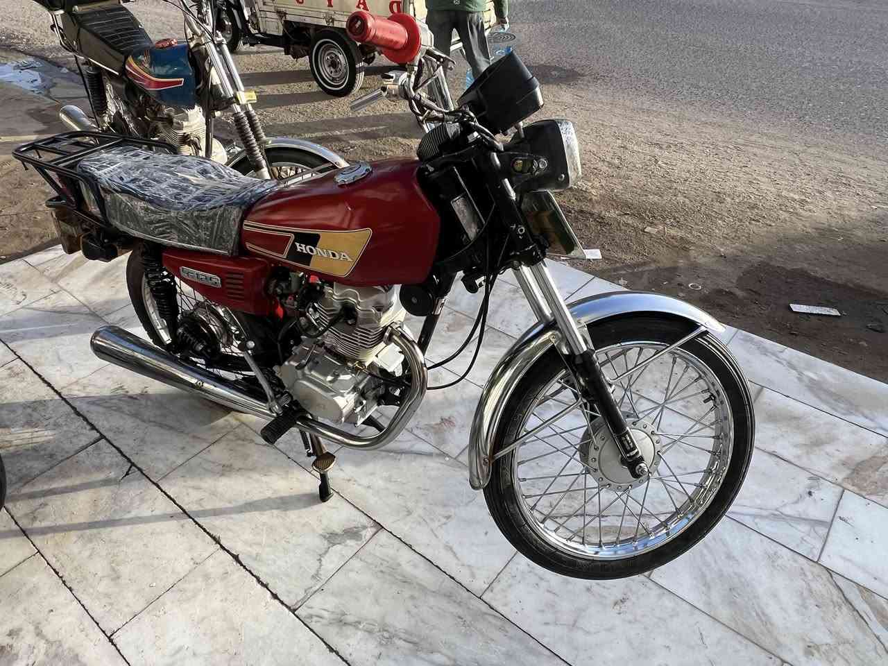 سلام عليكم دراجتين مرقم للبيع ثنينهن موديل 2020 وحده سنويته تنتهي 2029 وحدع 2028 التانكيه مال هونده مفتوحه بس ولفات مكينه 24 وثانيه مكينه 24 مامفتوحه سعر وحده جوه سوك 1350 جاي ينشرون ب 1500 وفوك انا جو سوك
مكاني ناصريه اريدو 

‭0777 081 6555‬
