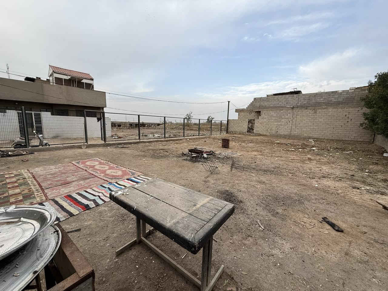 قطعة ارض للبيع مساحة 255 متر واجهة 17 متر بنزال 15 متر
في منطقة الحميدية  قرية السادة الطوال الشوارع الرئيسية للمنطقة تبليط والشوارع الفرعيه جاي بيهة التبليط ومشتغلين تقريبا نصف المنطقة 
كهرباء وماء ومجاري جديد وكافة الخدمات متوفرة قربها وتبعد عن مدينة الصدر ٥ دقايق 
متوفر داخل المنطقة مدارس + مستوصف + سوق 
منطقة هادئة جداً 

السعر 25 مليون 

للإستفسار :***********
