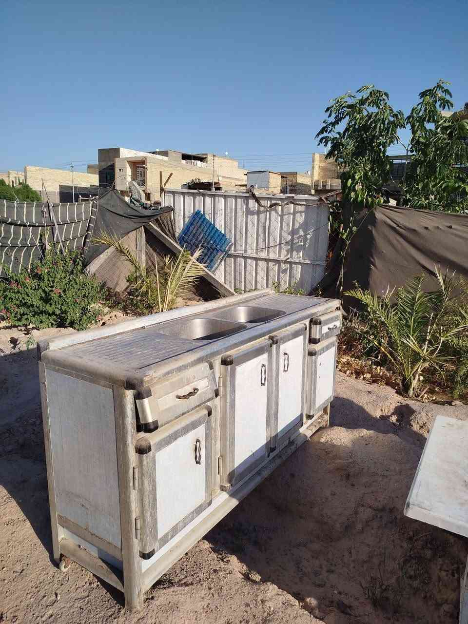 سلام عليكم كاونتر ثلاث قطع سنكي ابو حوضين او او كاونتر معلق او كاونتر ارضي مع طباخ كلهن سعرهن 350 وبيهن مجال كاونتر كبير مو صغير 
للتواصل على هذا الرقم  ***********
واتساب ***********
قليل التواجد على الفيس
