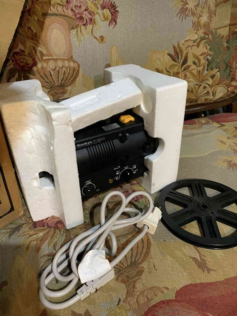 عارضة سينماء لوك بالكارتون
شغال 
٨ ملم سوبر ناطق
سليمانية يوجد توصيل
***********
