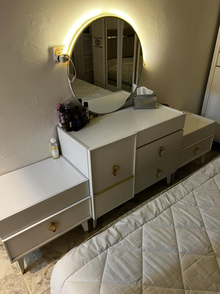 غرفة تركي 7 قطع نضيفه وجديده مكانهه الاعظمية السعر 600 الف دابيعهه بسبب ضيق المكان لان  الاخشاب كبيره ودوشك جربايه ب 50 الف درجه اولى دوشكهه سبرنك وضغط عالي للتواصل على هل رقم ‭0770 202 0168‬
