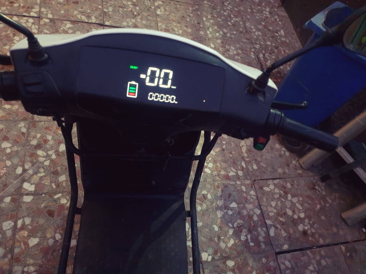 السلام عليكم دراجة شحن سكنكس mtr
6 بطاريات الاكبار
3 سرع 
لون مثل مموضح ابيض 
بصمه تشغيل من بعد وسويج 
تقطع مسافه من 40 كيلو الى 60
72v
32أمبير 
مثبت سرعة
رجوع للخلف R 
وبيها مساحه بل صندوك 
السعر 650 مكاني بغداد البياع للتواصل خاص او على رقم 
***********
