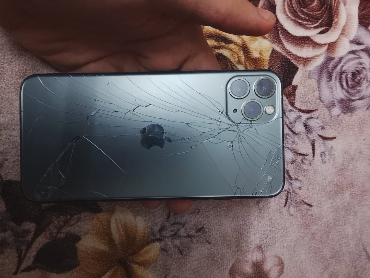 السلام عليكم
---
للبيع آيفون 11 برو ماكس - مستعمل

📱 المواصفات:
الموديل: iPhone 11 Pro Max  
الذاكرة: 256GB  
الحالة: شغال 100%، الجهاز مفتوح ونظيف

✅ الشغل اللي بيه:
شاشة مبدلة
بطارية مبدلة
الظهر مفطر مثل ما موضح بالصورة

⚠️ الملاحظات:
Face ID واكف
الظهر الخلفي بيه فطور
باقي الجهاز شغال طبيعي، الكاميرات والصوت والشبكة تمام

🚫 الملحقات: جهاز فقط بدون كارتونة وشاحن  
💰 السعر: 280 ألف دينار قابل للتفاوض البسيط

مناسب للشغل، الاستعمال اليومي، وللي يدور جهاز رخيص بأداء قوي.

للتواصل واتساب 📩 [***********]  
المكان: جبيريه الثانية
---
