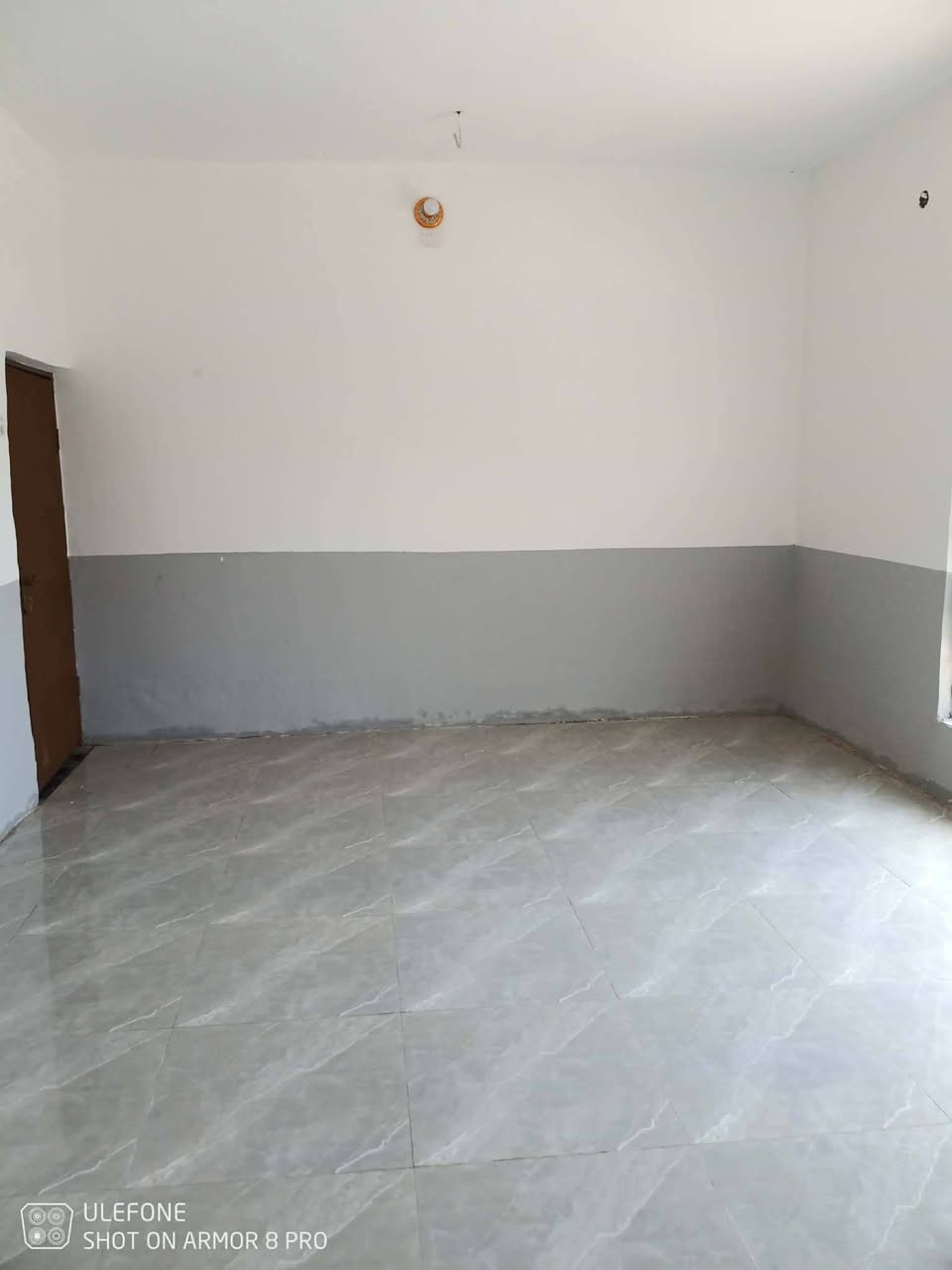 بيت في السينه حي العسكري قرب الدفاع المدني 
260م واقع الحال 300م  ممر وطارمه كبيرة وغرفتين وحمام ومطبخ وصالة واستقبال ودرج للسطح طابو صرف 
للتواصل واتساب ***********
