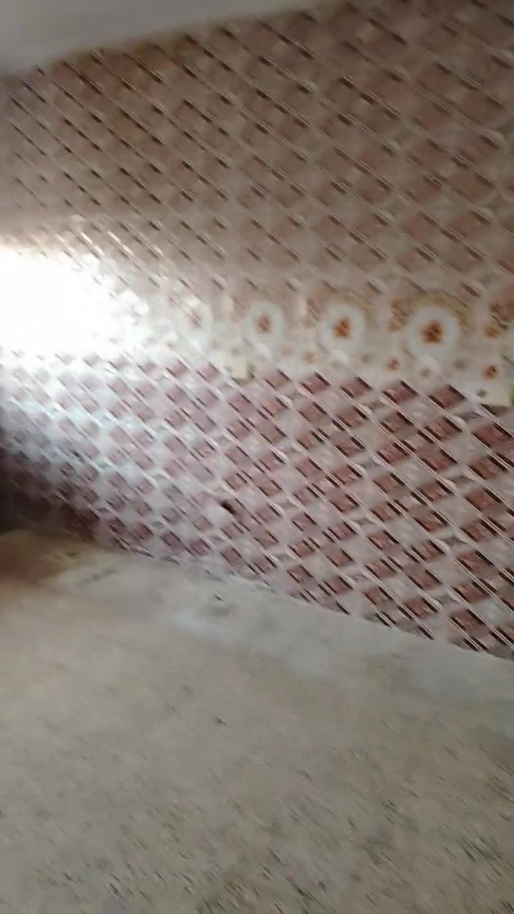 دار طابق ثاني للايجار ٢٠٠م الأسرى مقابل دوميز غرفتين نوم استقبال و مطبخ وبلكونة كبيرة وسطح شبابيك بلاستيك واماكن مثبته حديد للمبردات لجميع الغرف الأرضية سيراميك الإيجار 215 آلف مع الماء والكهرباء للتواصل *********** يوجد كراج ارضي يتبع للمشتمل
