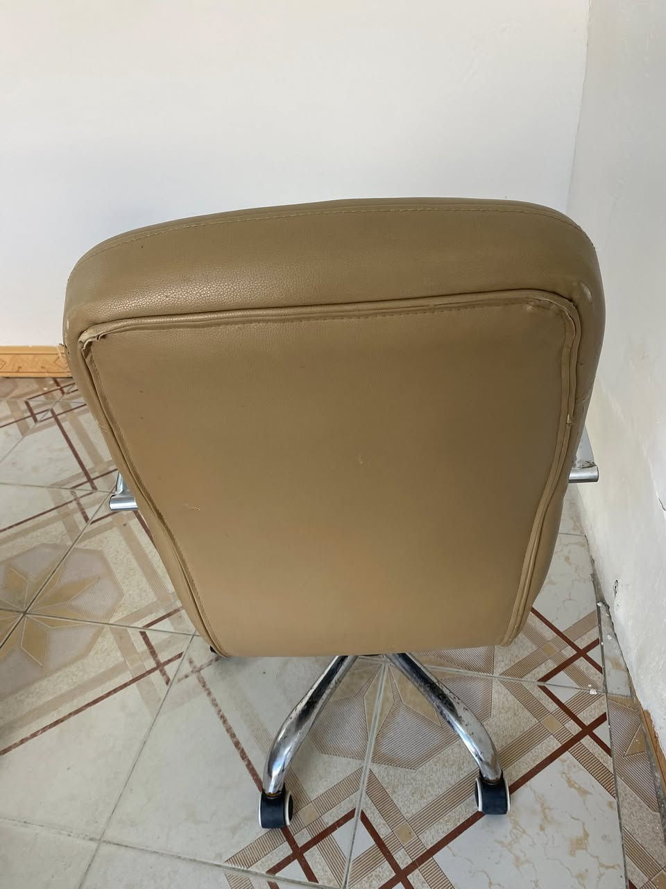 ميز مكتبي + كرسي للبيع سعر
سعر الميز 125 الف 
سعر الكرسي 50 الف


**إذا كنت صاحب هذا الإعلان وتريد حذفه لأي سبب، رجاءا أرسل رسالة إلى الدعم الفني**