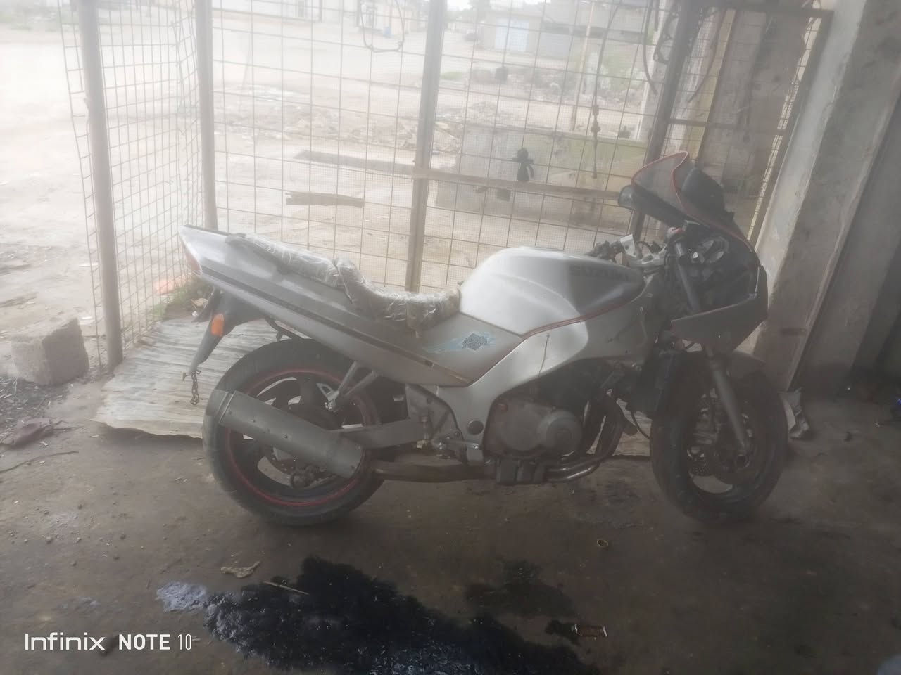 السلام عليكم
بطح سازوكي قرش 400 شغاله كلشي ما بيها بس كطعة نار فجأه ومحد يعرف علتها وين سعره 375 قفل 
مكانها الانبار الكرمه 
هاتف ***********
واتساب /***********
