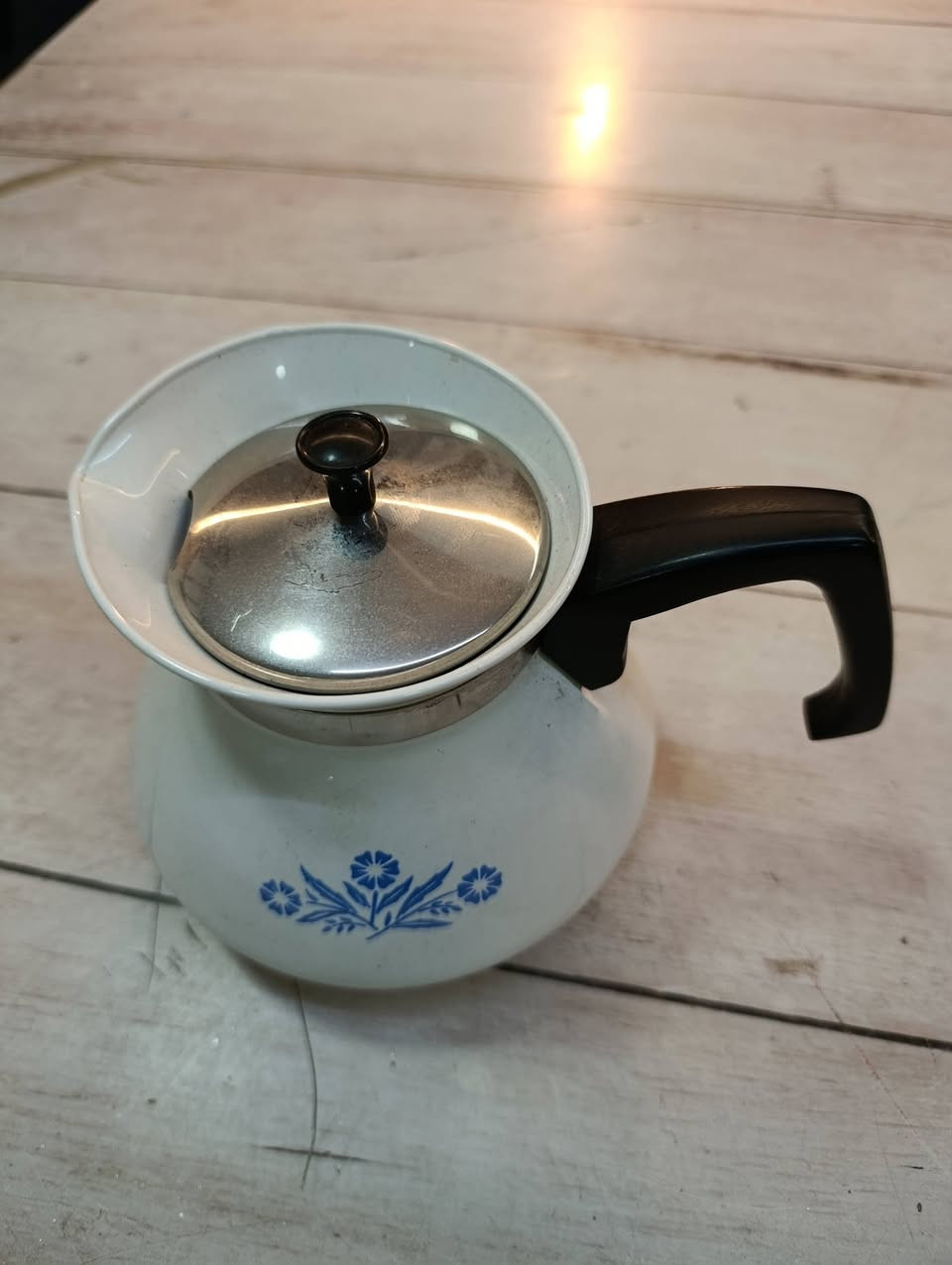 بالة أوربية أعطي سعرك وبلعافية 
​1. الماركة والمنشأ
​الماركة: "Pyrosil" (بايروسيل).
​بلد الصنع: صنع في هولندا (Made in the Netherlands).
​الشركة الأم: هذه الماركة هي النسخة الأوروبية من أواني "CorningWare" الأمريكية الشهيرة.
​2. التصميم والخامة
​النمط: يتميز بنقشة الزهور الزرقاء المعروفة باسم "Blue Cornflower". هذا التصميم هو الأيقونة الأكثر شهرة لهذه العلامة التجارية، وقد انتشر بشكل واسع عالمياً في الستينيات والسبعينيات.
​المادة: مصنوع من مادة الـ "Pyroceram"، وهي مادة زجاجية سيراميكية متينة جداً طُورت في الأصل للاستخدام في مقدمات الصواريخ لقدرتها العالية على تحمل الصدمات الحرارية.
​3. الاستخدام والمميزات
​تعدد الاستخدامات: هذا الإبريق مصمم ليتحمل درجات الحرارة العالية؛ يمكنك استخدامه لتحضير الشاي أو القهوة مباشرة على الموقد (الغاز أو الكهرباء).
​الغطاء: يأتي مع غطاء معدني بمقبض بلاستيكي أسود.
​الحالة: يبدو الإبريق في حالة جيدة جداً، وهذه القطع تعيش لعقود طويلة إذا لم تتعرض لكسر مباشر.
​يُعتبر هذا الإبريق اليوم قطعة "فنتج" (Vintage) محبوبة لهواة تجميع الأدوات المنزلية القديمة نظراً لجودتها التي لا تضاهى وشكلها الكلاسيكي الجميل.


**إذا كنت صاحب هذا الإعلان وتريد حذفه لأي سبب، رجاءا أرسل رسالة إلى الدعم الفني**