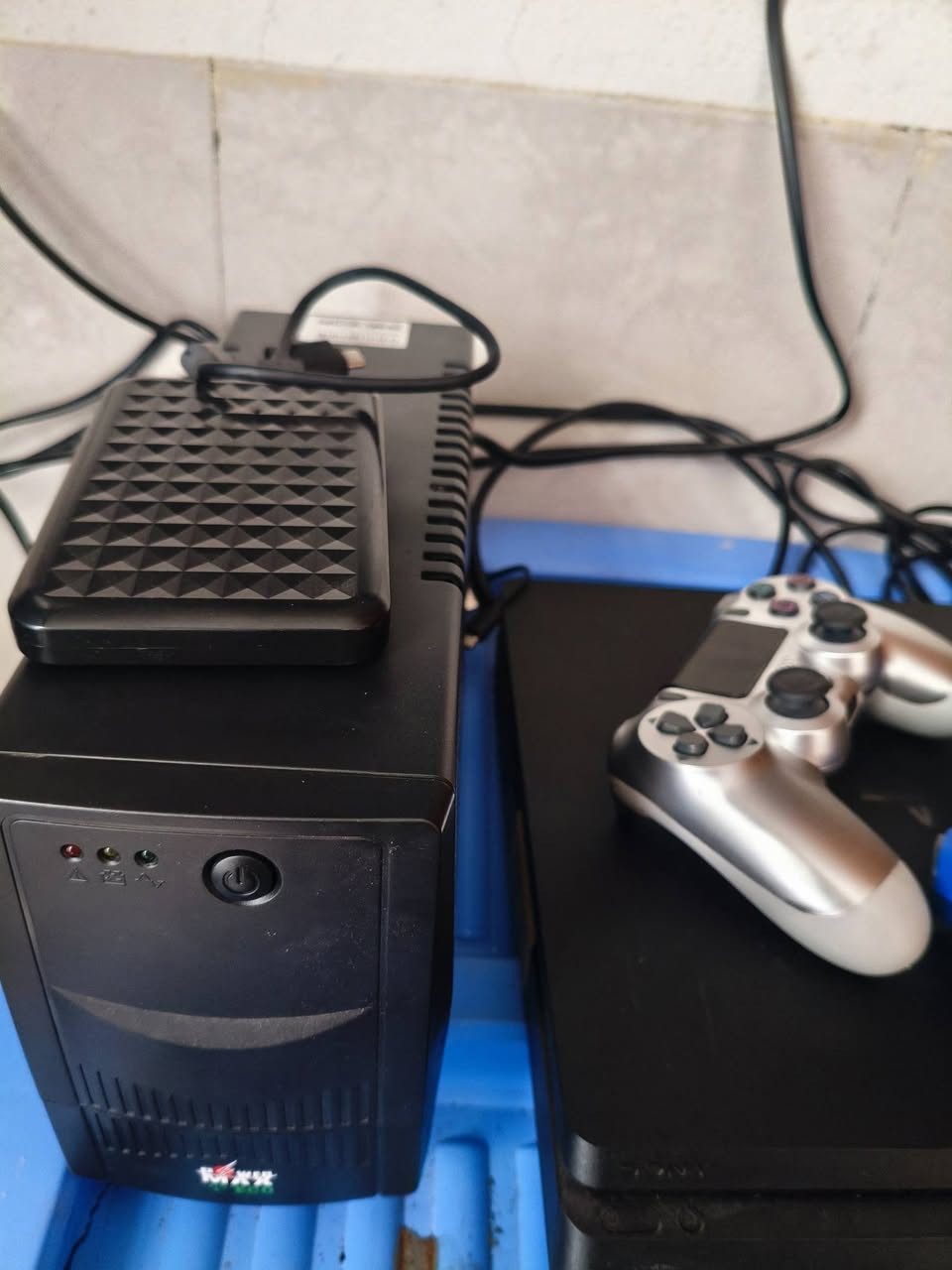 سلام عليكم 
بلي فور مهكر نضام قرص مامفتوح ويا جويستكين العاب بي كومه 
شرط ع فحص اذا تريد ويا يو بي اس وهارد سعره يصير 310
البلي بدون هارد ويو بي اس 250 
للاستفسار ***********
