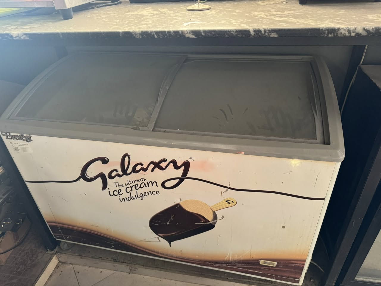 ماكنه قهوه 
وافل 
كريب 
عارضه 
مجمده 
ايس ميكر 
كل هذا ب مليونين دينار 
***********
