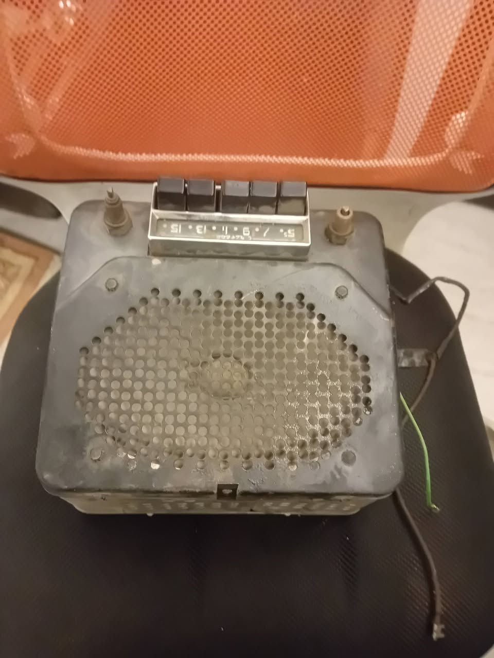 📻 راديو ترانزستور قديم محمول – قطعة تراثية من بداية السبعينات
جهاز راديو قديم محمول كان يُستخدم في المنازل، ويمكن أيضاً وضعه داخل السيارة أو حمله عبر حزام الكتف.
يعمل على موجات AM غالباً
مزود بأزرار لاختيار المحطات مباشرة
🔹 تصميم كلاسيكي أصلي
🔹 من بداية السبعينات تقريباً
🔹 قطعة جميلة لهواة التراث والمقتنيات القديمة
🔹 يصلح للعرض أو الديكور أو الجمع
حالة الجهاز قديمة كما في الصور
💰 السعر مناسب
🚚 يتوفر توصيل


**إذا كنت صاحب هذا الإعلان وتريد حذفه لأي سبب، رجاءا أرسل رسالة إلى الدعم الفني**