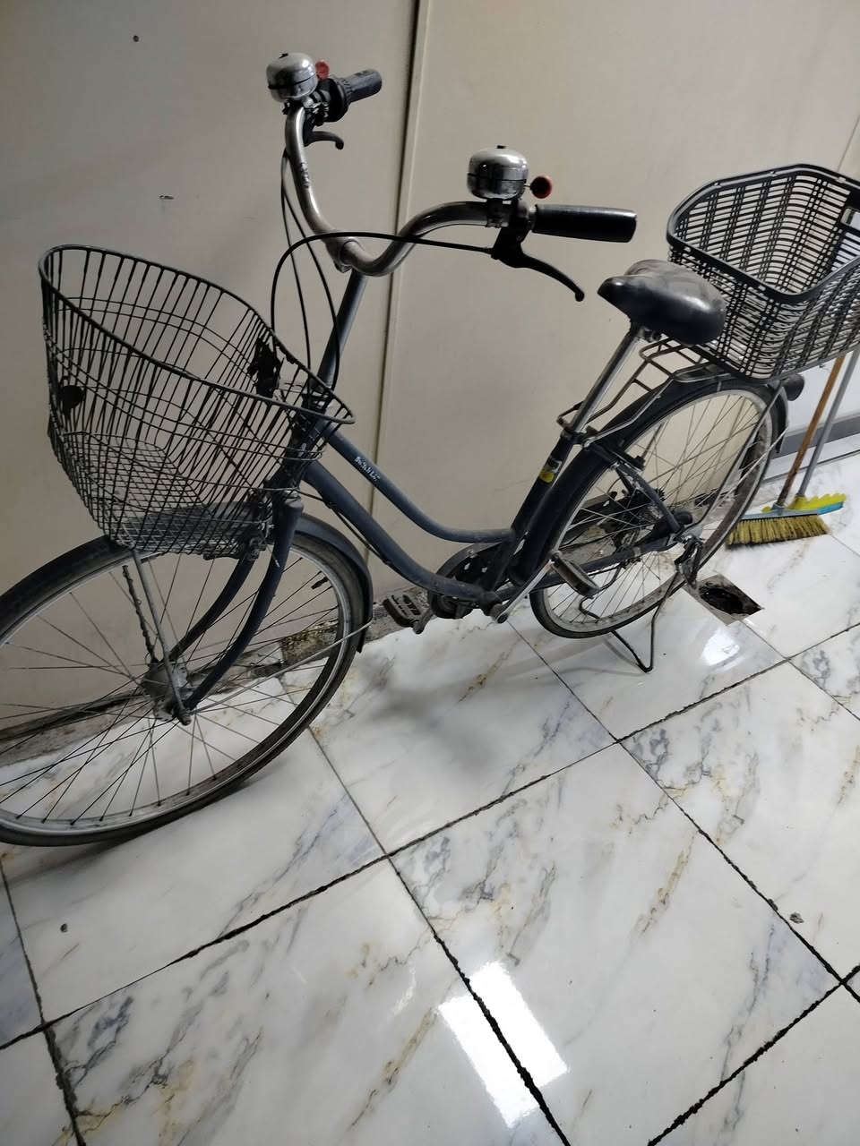 السلام عليكم من رخصه الكروب بايسكل ياباني اصلي نمره 5 حجم 27 للامانه نظيف جداا بس غسله عوزه سبب البيع اريد أخذ دراجه الباسكل عوزه تأير خلفي والويل نقص 3او اربع اسيام لاامانه داينمو شغال كير شغال كله فول ياباني للامانه ماخذه 150 حاليا 100 لاتصال أو الخاص *********** المكان شارع الكفاح
