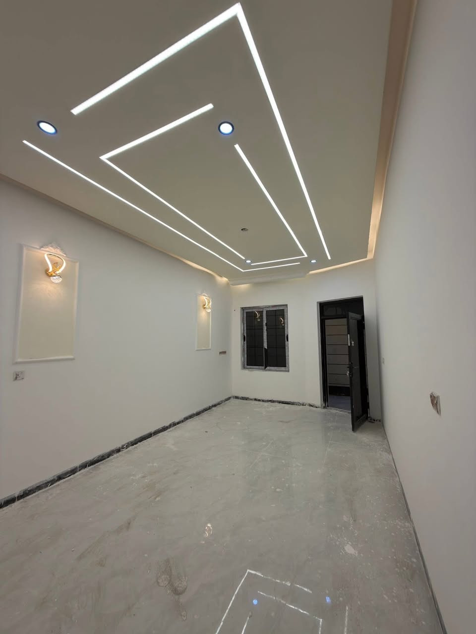 السلام عليكم
بسم الله الرحمن الرحيم 

🏡 للبيع دار  تكريت / الديوم (منطقة التصنيع)

✨ فرصة مميزة للسكن الراقي وبمواصفات حديثة ✨

📐 المساحة: 150 م² لكل دار

📏 الواجهة: 7.5 م

📏 النزال: 20 م

🛣️ عرض الشارع: 15 م

🏠 تفاصيل الدار:

* 4 غرف نوم 🛌

* صالة استقبال

* مطبخ

* 3 مجاميع صحية 🚿

🧱 المواصفات والتشطيبات:

* واجهة حجر حلان أخضر درجة أولى

* أرضيات بورسلين هندي فاخر

* أبواب خارجية قاصة

* أبواب داخلية تركي

* شبابيك ألمنيوم

* بناء متكامل (فول الفول)

📍 موقع مميز وقريب من الخدمات

📞 للاستفسار: ***********
