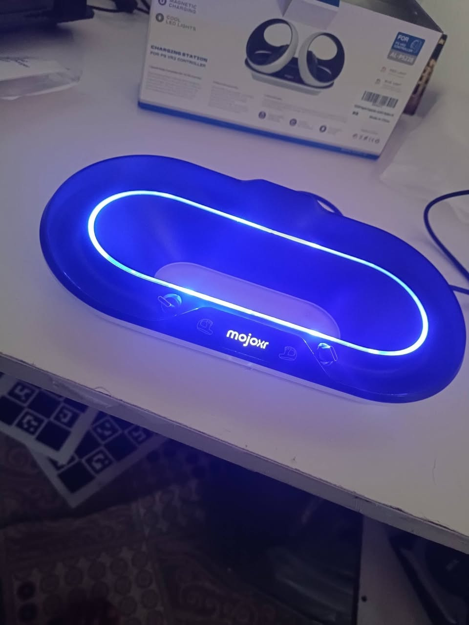 السلام عليكم 
للبيع قاعدة الشحن الأنيقة Mojoxr Charging Station الأصلية المخصصة ليدات PS VR2.
✨ ميزات القطعة:
• شحن مغناطيسي ذكي وسريع (Magnetic Charging) لليدين معاً في نفس الوقت.
• إضاءة LED زرقاء فخمة (Cool LED Lights) تعطي السيتأب مظهر أسطوري.
• مؤشرات إضاءة ذكية: (ضوء أحمر = جاري الشحن 🔴 / ضوء أزرق = تم الشحن بالكامل 🔵).
• تحافظ على اليدات من السقوط وتعتبر ستاند عرض فخم جداً.
السعر 9الف 
متوفر توصيل لكل العراق 
للتواصل ***********
مكاني دهوك الكميه محدوده
