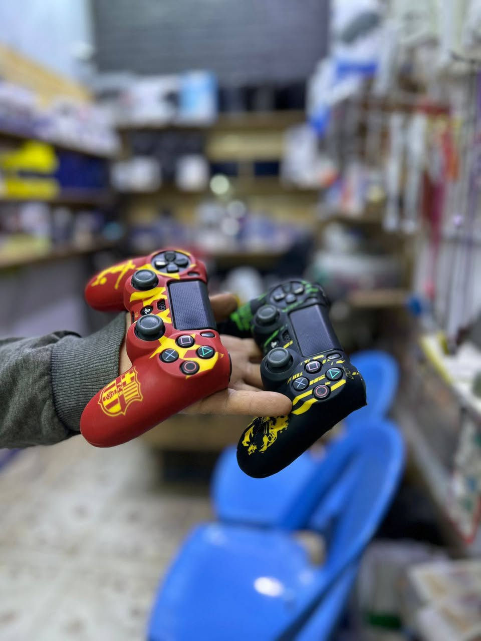 جويستكات بلي4 باله اصلي غير مستخدم داخل العراق مع جلاتين هدية 🎁 متوفر لدينا الشطره شارع التربيه مقابل افران الزيتون ***********
