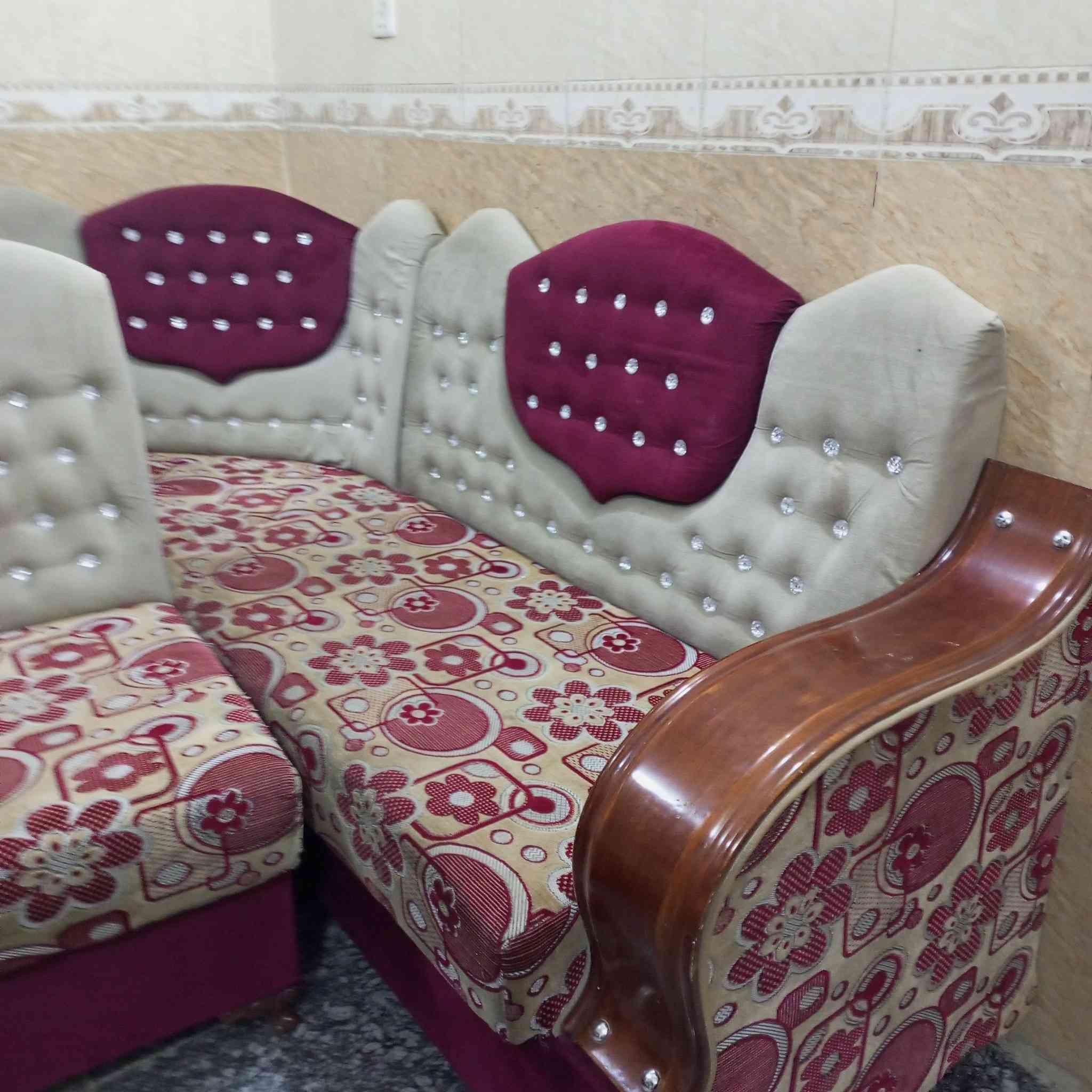 ديوان مستعمل تزكام اخو الجديد ٢٠ مقعد بابل الحمزه الغربي حي الدولار قرب عماره دكتور ناجي أتصال ***********
