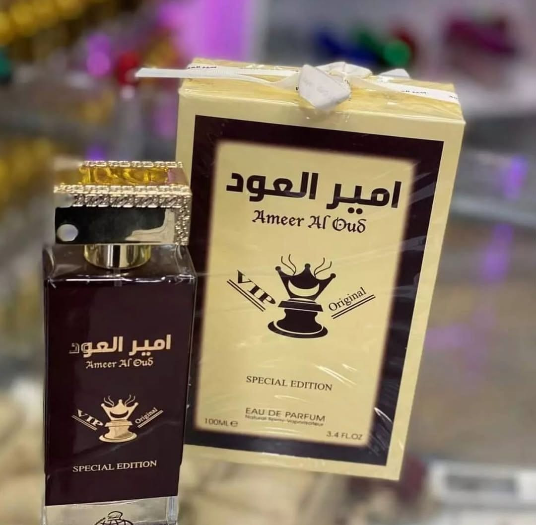 ✨ عطر أمير العود VIP (إصدار خاص)،  عطر شرقي للجنسين من إنتاج شركة فرجرانس وورلد (Fragrance World) الإماراتية 🇦🇪💯 . يشتهر هذا العطر برائحته الخشبية العميقة التي تعتمد بشكل أساسي على العود، ويُعتبر خياراً شائعاً لمحبي العطور الفخمة والثقيلة بأسعار مناسبة.

💎 عطر أمير العود VIP (Special  Edition)
يتميز هذا الإصدار بتركيبة عطرية غنية تجمع بين الدفء والجاذبية:
مقدمة العطر: خشب العود (العود)، الورد، والباتشولي.
قلب العطر: القرفة، العنبر، الأرز، مع نفحات إضافية من العود.
قاعدة العطر: خشب الصندل، المسك الأبيض، طحلب البلوط، والعود.
النوع: أو دو بارفان (Eau de Parfum).
الحجم: 100 مل.
الاستخدام: يُفضل استخدامه في  المناسبات نظراً لقوة ثباته وفوحانه العالي.  
✨ ثبات عالٍ يدوم لفترات طويلة على الجلد والملابس.
✨ يأتي في زجاجة سوداء أنيقة مع غطاء ذهبي مميز يعكس طابع الفخامة "VIP".
بديل اقتصادي: يُعتبر خياراً ممتازاً لمن يبحث عن رائحة العود الفاخرة التي تشبه العطور النيش الغالية بأسعار اقتصادية
#الاصلي المنشأ إماراتي 🇦🇪💯


**إذا كنت صاحب هذا الإعلان وتريد حذفه لأي سبب، رجاءا أرسل رسالة إلى الدعم الفني**
