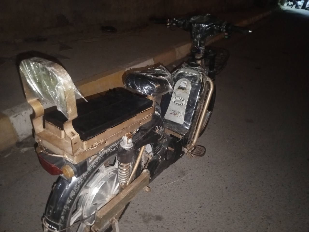 نسر ذهبي
✔️ بطاريات عل فحص 
✔️ كهربايات كله شغاله
✔️ مانع سرقه 
 هورن شغال
✔️ شاحنه لصليه
✔️
✔️ بريكات شغالة
✨ ***********

 مكاني شهداء 
💰 السعر: 150  وبي مجال
