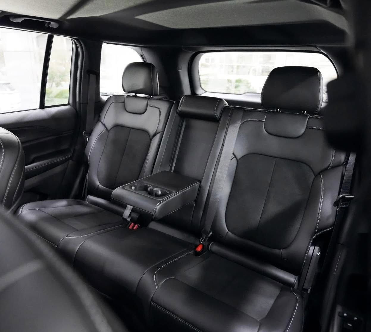 جيب كرانـد شيروكي التيتيود بلاك ادشن موديل 2024 خليجي وكالة هارلك محرك 3.6 لتر 6 سلندر مع نظام دفع رباعي 4x4 
Jeep Grand Cherokee 2024 Altitude
مغلفة بالكامل PPF ماركة 3M الامريكية مع عوازل حرارة لكل الجامات
ماشية 21,000 كيلومتر مكفولة

المواصفات :
* رادار امامي مع مانع تصادم . 
* تحذير الخروج عن المسار . 
* تحذير النقطة عمياء  .
* نظام تحذير عند التقاطعات. 
* شاحن موبايل وايرلس. 
* ويل قياس 20 انج .
* فتحة سقف . 
* لوحة القيادة بقياس 12 أنچ. 
* كير شفتر بالستيرن . 
* كاميرا خلفية. 
*شاشة كبيرة 10.1 أنج
* المصابيح الأمامية زنون .
* كشافات الضباب زنون . 
* دخول ذكي. 
* تشغيل عن بعد .
* الصندوق الخلفيي كهربائي .
* فرش المقصورة الداخلية من الجلد والشاموا .
* مقعد السائق كهربائي .
* المقاعد الأمامية تدفئة .
* حساسات خلفية . 
* دوسات جانبية .
* مكيف خلفي . 
* تدفئة مقود القيادة . 
* مانع تصادم خلفي .
* بلوتوث تلفون . 
* محدد سرعة . 
* نظام التشغيل والإطفاء الاوتوماتيكي .


**إذا كنت صاحب هذا الإعلان وتريد حذفه لأي سبب، رجاءا أرسل رسالة إلى الدعم الفني**