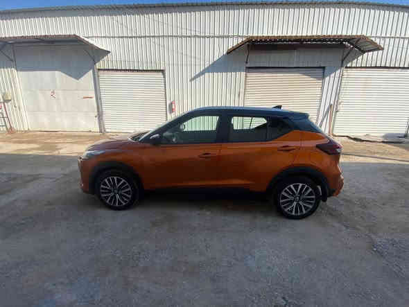 ‏                             ﷽
‏                           السلام عليكم 👋
للبيع …. فقط 
نیسان كيكس فئة  SV
لون مميز مشمشي وقماره سوده 
موديل 2021 
رقم بغداد 
حادث السياره بنيد ودعاميه تم تبديل البنيد ولدعاميه وصبغهم ايرباكات السياره سليمه
السياره ماشيه 43 الف ميل 
تخم تاير جديد باتري جديد حداديه جديده سياره مناقصها شي 
السعر المطلوب 145 ورقه …

 
المواصفات..! 
1-بصمه 
2بلوتوث + aux + usb
3-نضام قياده أيكو + سبورت + نورمل
4-كير أوتو + عادي
5- تدفئه بلكشنات 
6- لايت زنون عدسات بروجكتر زنون 
7-نضام ABS
8- مانع انزلاق
9- نقطه عمياء
10-شاشه
11- كامره
12-حساسات خلفي 
13- رادار جانبيه
14-اشاير بالمري 
15-فول تحكم ستيرن
16- رادار الخطوط البيضاء
17-اوتو بريك 
18-ويل كب كروم 
19-مثبت سرعه
20-كيجات ديجيتل 

 #ملاحظات 📝 "
صور الحادث مرفقه بلمنشور 

ملاحظه :- السياره مكفوله لغد شاصي تكم دواخل ايرباكات كلشي بشرط اكفلهه بلعقد

#العنوان # بغداد 
للتفاصيل اكثر يرجا الاتصال بلرقم 
***********
***********
