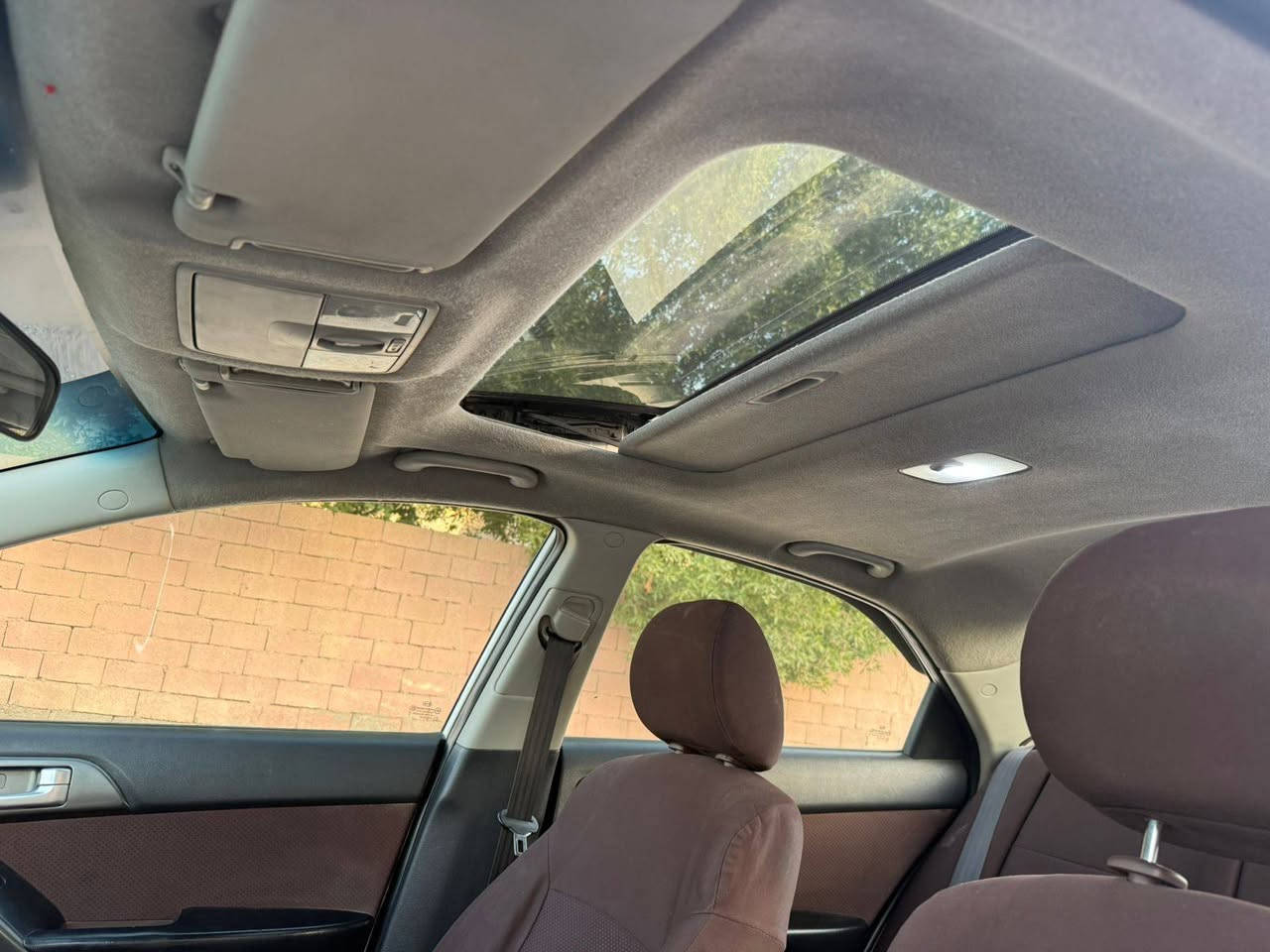 سلام عليكم سيراتو موديل 2011 بيه تلث قطع بدون دواخل سعره 97 وبيه مجال قليل هاذه رقمي ***********
