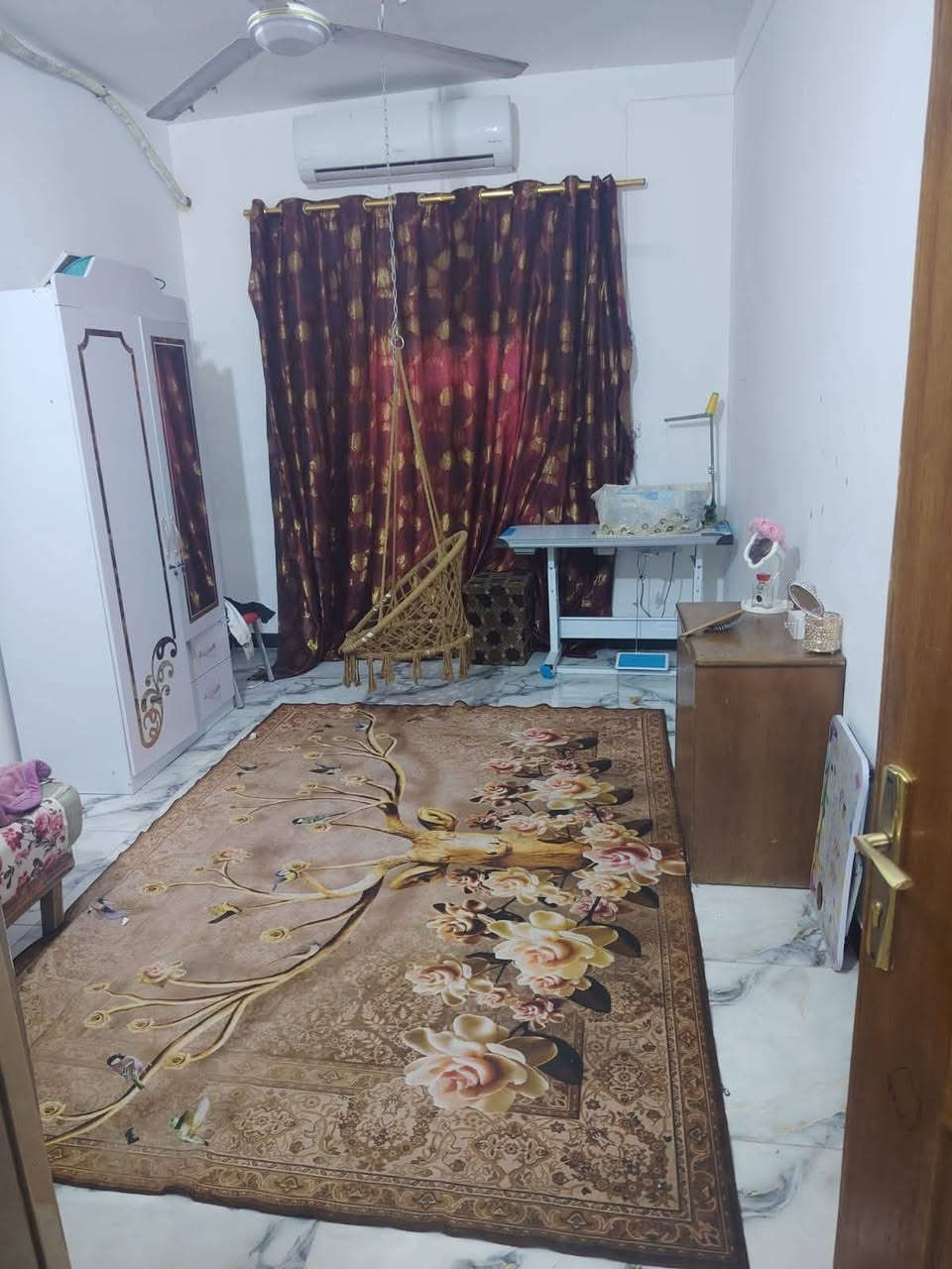 يالله السلام عليكم عرضنا لهذا اليوم بيت للبيع بالبكرلي قرب جامع سلمان المحمدي  طابو زراعي سند 25 باسم شخص واحد تحويل مباشر او اقرار
مساحة البيت 200 متر واجه 10 متر ونزال 20 متر 

بناء حديث 2025  كافة الخدمات مجاري وتبليط يبعد عن الشارع العام خط الكيات 75 متر 

///////////******/////////*//*///////

البيت طابقين يحتوي على اربع غرف نوم 

/////////////********//////////

الطابق الاول يحتوي على غرفتين 

 واستقبال 7في 4

وكلدور كبير جدا 10في 4 

ومطبخ 5 في 5.5 متر 

صحيات وحمام داخلي وخارجي 

كراج سياره كبير وسقيفه كيسبان 

الشغل درجه اولى والارضيه بورسلين درجه اولى والجدارن سيراميك اسباني وهندي والالوان كلش مرتبه وحلووه

والصحيات الخارجيه كلها سيراميك 

////////******//////////

الطابق الثاني يحتوي غرفتين وكلدور

غرفه 8 في 4

الغرفه الثانيه 5في 5

السطح الناصي والعالي مطبك فرشي وشغل اولى  

/////***-*/////

السعر 135 وبي مجال  

ملاحظه البيت يرهم اقساط تطي 110 والباقيات اقساط 

للاستفسار مراجعة مكتب عقارات حسين المعموري  الكائن في البكرلي قبل جامع سلمان المحمدي 

او الاتصال على الرقم *********** حسين المعموري
