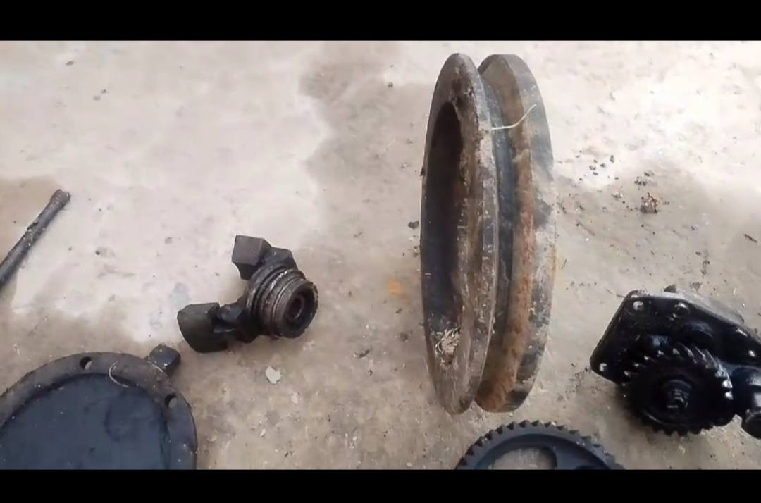 غراض تفصيخ هندوري للبيع للاستفسار ***********
طرمبة اصلية +فلاوين حجم كبير 100+كور بلادي كامل
نوزل بلادي +دشالي بلادية + كتوف بلادية +اويل بم بلادي 
+بليي 11انج موطور +بليي 7انج داينمو او خنزيرة +قاعدة داينمو +خنزيرة تبريد ماء
