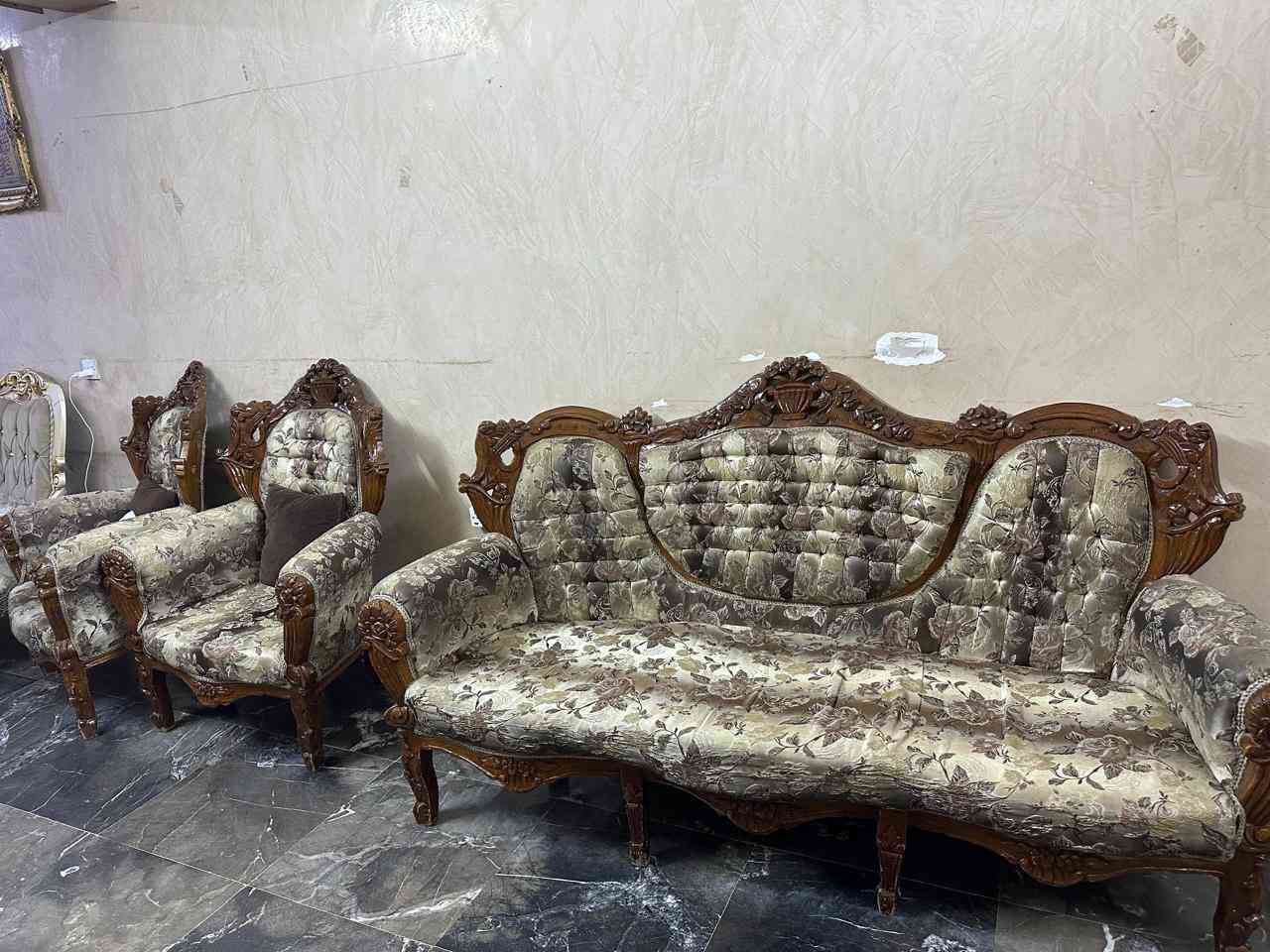 السلام عليكم
طخم ١٠ مقاعد 
قنفتين كبار و٤ مقاعد صغار
الطخم بحالة ممتازة 
الخشب زان
السعر ٨٠٠ الف 
المكان بغداد علي الصالح
***********
