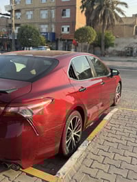 سياره كامري 2018ماشيه95kmحادث مالته قطعتين وتلاث قطع كلير فقط بدون حاد...