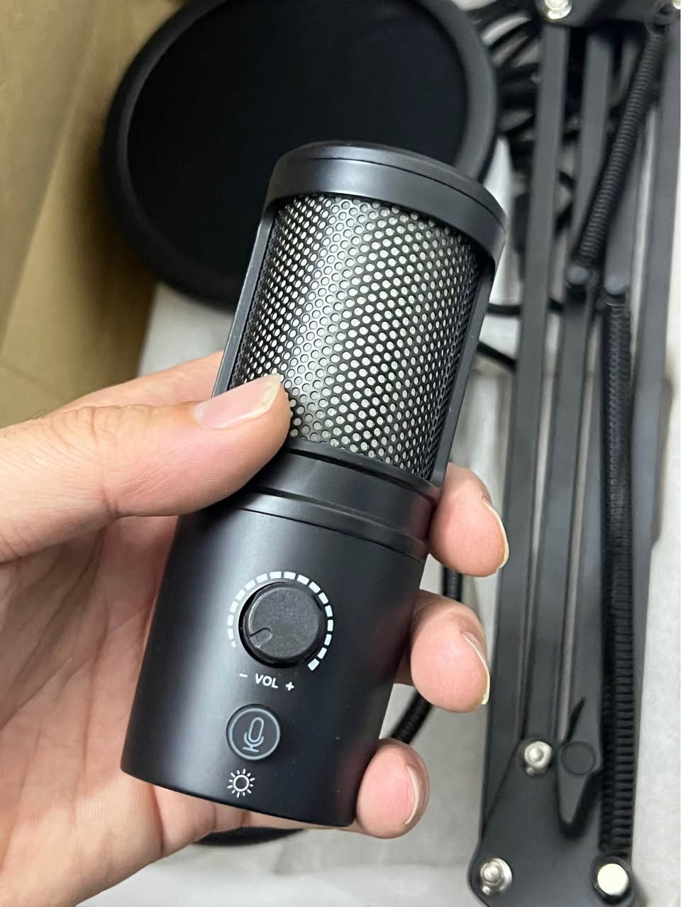 هذه الحزمة الكاملة هي لميكروفون مكثف (Condenser Microphone) مخصص للبث، البودكاست، أو الألعاب. إليك تفاصيل الأسعار المتوقعة في الأسواق العراقية (خاصة في أربيل):

تأتي هذه المجموعات غالباً من شركات صينية معروفة بتقديم جودة ممتازة مقابل السعر مثل **Fifine** أو **Maono**، أو ماركات اقتصادية مشابهة.

---

### 🔍 تفاصيل ومكونات الحزمة (بالعربية):

1. **الميكروفون (Microphone):** يحتوي على زر دائري للتحكم في مستوى الصوت (+ / - Vol) وزر كتم الصوت (Mute) وزر للتحكم بالإضاءة.
2. **فلتر البوب (Pop Filter):** الشاشة الدائرية السوداء لمنع الهواء والتشويش الناتج عن نطق بعض الحروف (مثل الباء والفاء).
3. **ذراع الحامل (Boom Arm Stand):** الذراع المعدني الأسود القابل للتحريك لتثبيت الميكروفون وتوفير المساحة على الطاولة.
4. **مشبك الطاولة (Desk Clamp):** القطعة الصغيرة لتثبيت الذراع بحافة المكتب.

إذا كان اسم الموديل أو الشركة المصنعة (Brand) مكتوباً على العلبة، شاركني به لأعطيك السعر الدقيق له في السوق حالياً. أربيل, العراق


**إذا كنت صاحب هذا الإعلان وتريد حذفه لأي سبب، رجاءا أرسل رسالة إلى الدعم الفني**