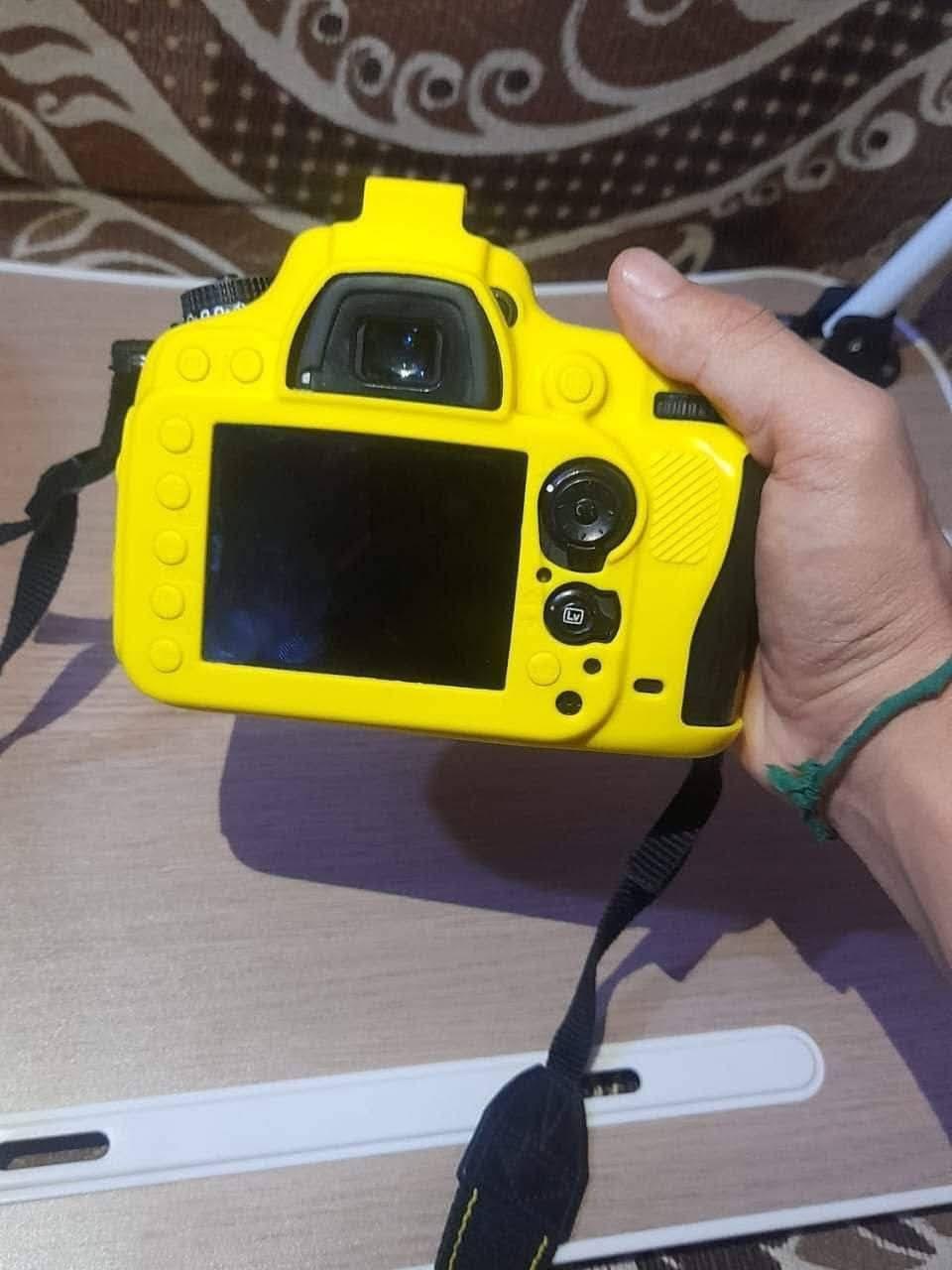 السلام عليكم👋💙 
     متوفر نيكون D610 فول فريم للبيع
1_ الكامرة نضافة 98% شتر 100k
2_عدسة 50mm نضافة جيدة جداً 
3_بطاريتين نيكون 🔋🔋 
4_ شاحن نيكون 🔌 
5_ جلاتين 
6 _ احزام 
7 ـ رام 64 

 واتساب واتصال ***********
