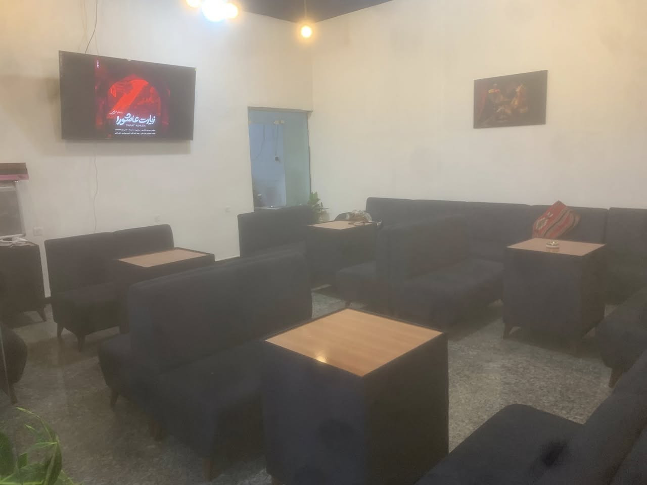 السلام عليكم اثاث كوفي للبيع كامل فقط مستخدم شهرين فقط كراسي عدد ٣٠ ميوزه عدد ١٥ اراكيل طه ٢٠٢٦ جديد عدد ٣٠ مجمده + عارضه جديد بلازمه جديد عدد ٢  ابيع كامل فقط للستفسار ***********
