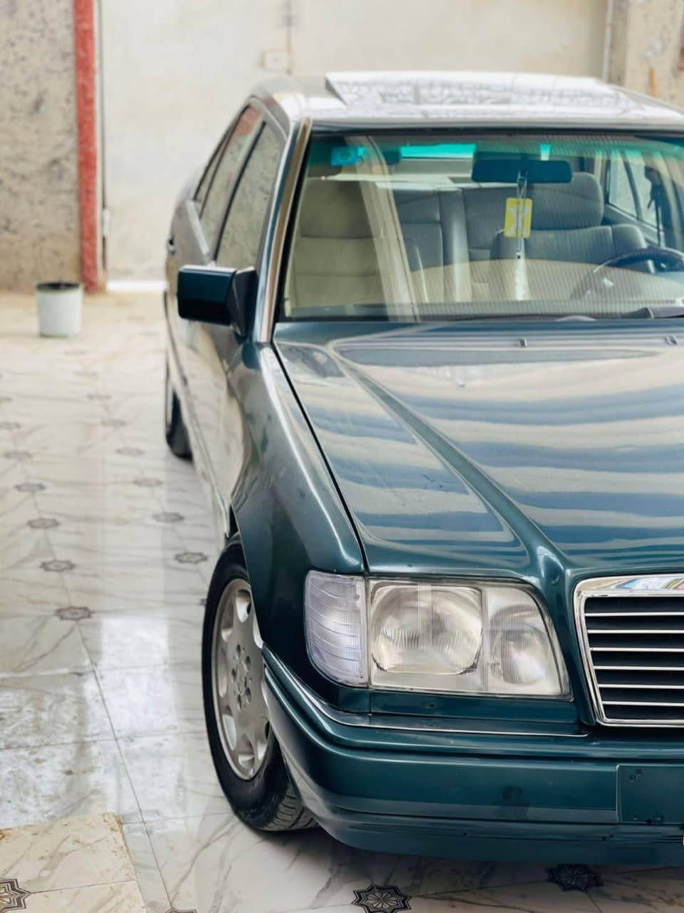 سلام عليكم مرسدس دب
موديل ٩١
سياره اخضر غير محدد مو تجي وتكلي هاي لونين لن مكتوب بسنويه اخضر غير محدد ولااخضر بيه درجات 
محرك فورمتك تو ويل 
سياره نفس الصور 
بيه خيط بخار بدون تنقيص 
فريز عطلان كمبرسر شغال 
سياره كشنات تحكم 
مري تحكم 
Abs
سلايد 
صيدليه الألماني 
كهربائية شغاله كله 
قواعد دبل بلادي 
منظومة زنون 
منظومة بانزين جديده فيتم بم وعنكوبت وشوته 
تخم تاير جديد 
دبل ايرباك 
تجوي كهرباء 
السعر ٦٥وبي مجال وترهم مرواس المكان الأمين الثانيه 
***********
