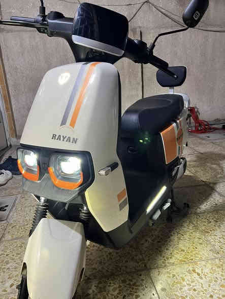 السلام عليكم 
دراجة شحن شركة الريان Tail G دراجة صارلها ٤ اشهر عندي ٦ بطاريات ملف ١٢٠٠ نظيفة ١٠٠٪؜  شاحنتها وياها تجي وياها بالاصل ٣ سرعات تمشي ٥٥ كيلو بالسرعة الثالثة نظام جهاز انذار مانع سرقة وتشغيل عن بعد وبيها بصمتين وبيها نظام بك ليورة مثل ما موضح بالفيديو 
السعر ٨٠٠ الف دينار
العنوان الشعب 
متواجد واتساب ***********
***********
