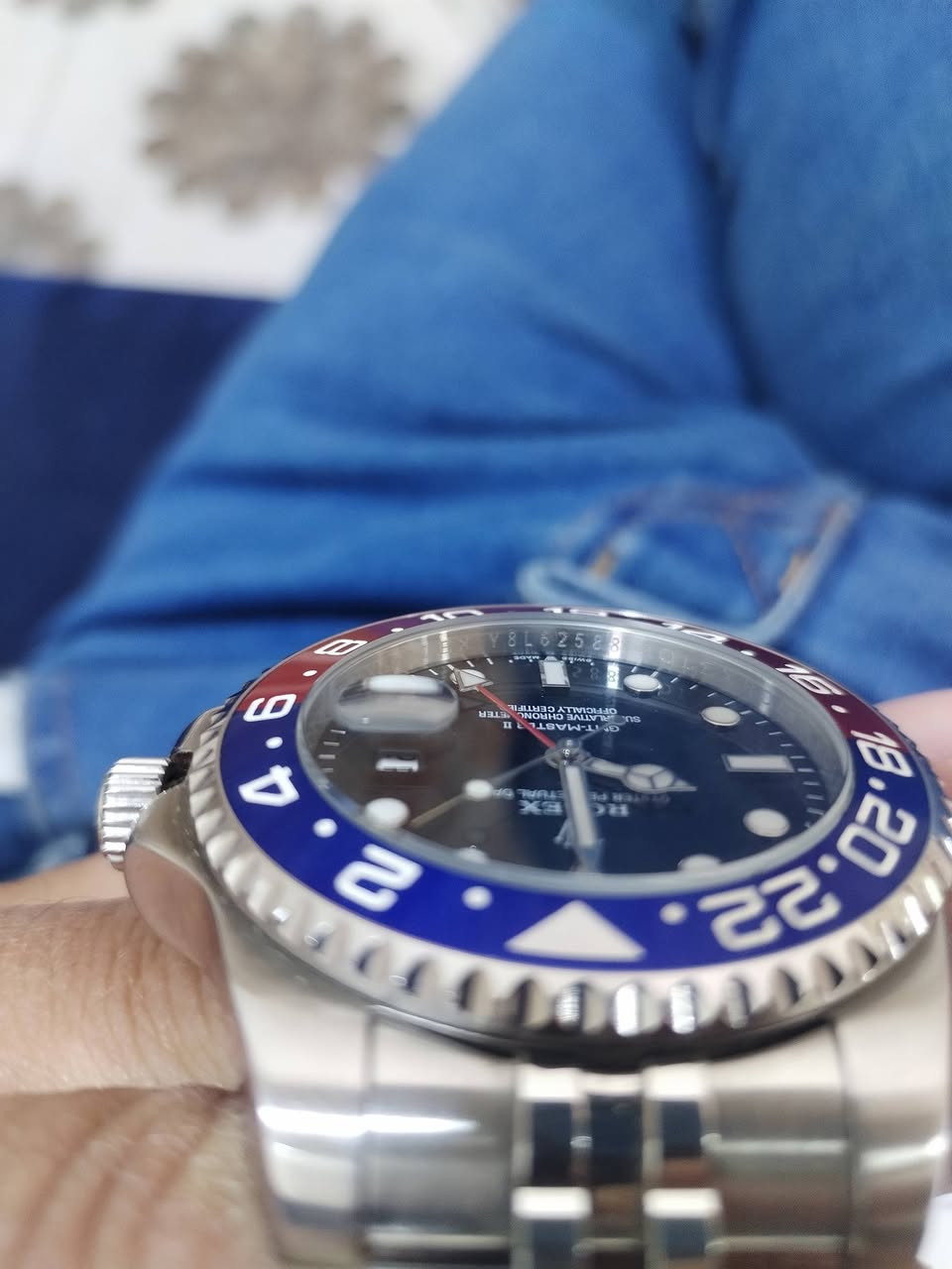 للبيع ملكة الـ GMT.. رولكس "ببسي" فئة السوبر كلون (نخبة أولى) 👑
لكل عشاق التميز والقطع اللي ما تفرقها عن الأصلية، معروض للبيع ساعة Rolex GMT-Master II "Pepsi" بأعلى مواصفات تقنية متوفرة بالسوق:
​المكينة (The Engine): نسخة طبق الأصل من كاليبر 3285. تدعم ميزة الـ True GMT، يعني عقرب الساعات يقفز (Jumping Hour) لضبط الوقت بسهولة وبدون ما توقف الساعة.
​المينا والإطار: سيراميك حقيقي أزرق وأحمر بألوان ملكية، مع جام "سافاير" ضد الخدش وعدسة مكبرة واضحة جداً.
​الفسفور (Lume): مادة الـ Chromalight الأصلية اللي تضوي باللون الأزرق القوي والواضح.
​الهيكل والسوار: مصنوعة من ستيل 904L المقاوم للصدأ، بوزن مثالي يبلغ 145 غرام (نفس وزن الأصلية بالضبط).
​التختيم: الساعة مختمة بكل مكان (على القفل، الحافة الداخلية، وخلف الآذان) بدقة متناهية.
​الحركة: ميل الثواني "يسبح" سباحة بانسيابية عالية جداً (High Beat).
​ملاحظة: الساعة مو من التقليد العادي المنتشر، هاي القطعة للناس اللي تقدر الهندسة والمواصفات الـ High-End.
​📍 الموقع: [ الانبار - هيت ]
💰 السعر: [ 400000 ] (قابل للتفاوض البسيط للشراي)
📞 للتواصل: ( *********** )
