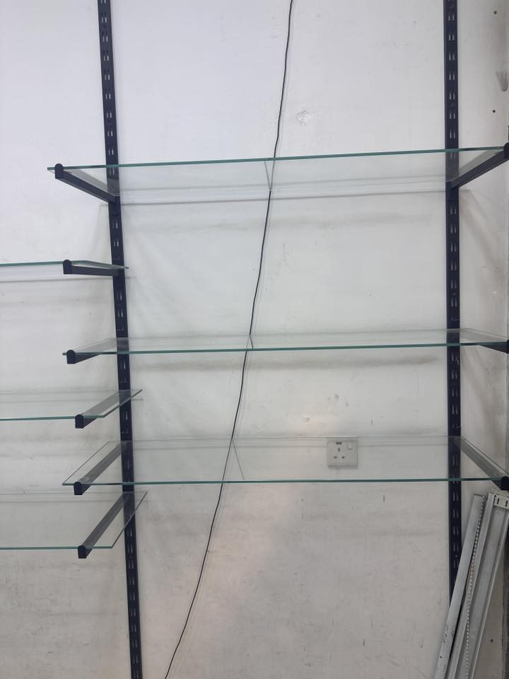 للبيـع
رفوف جام مسكرت( ضد الكسر) قياس 100*30
عدد 35
اذرع لون اسود
عدد72
استخدامهم اقل الشهرين 
عنواني بغداد
***********
السعر قيم واخذ بالعافية عليكم
