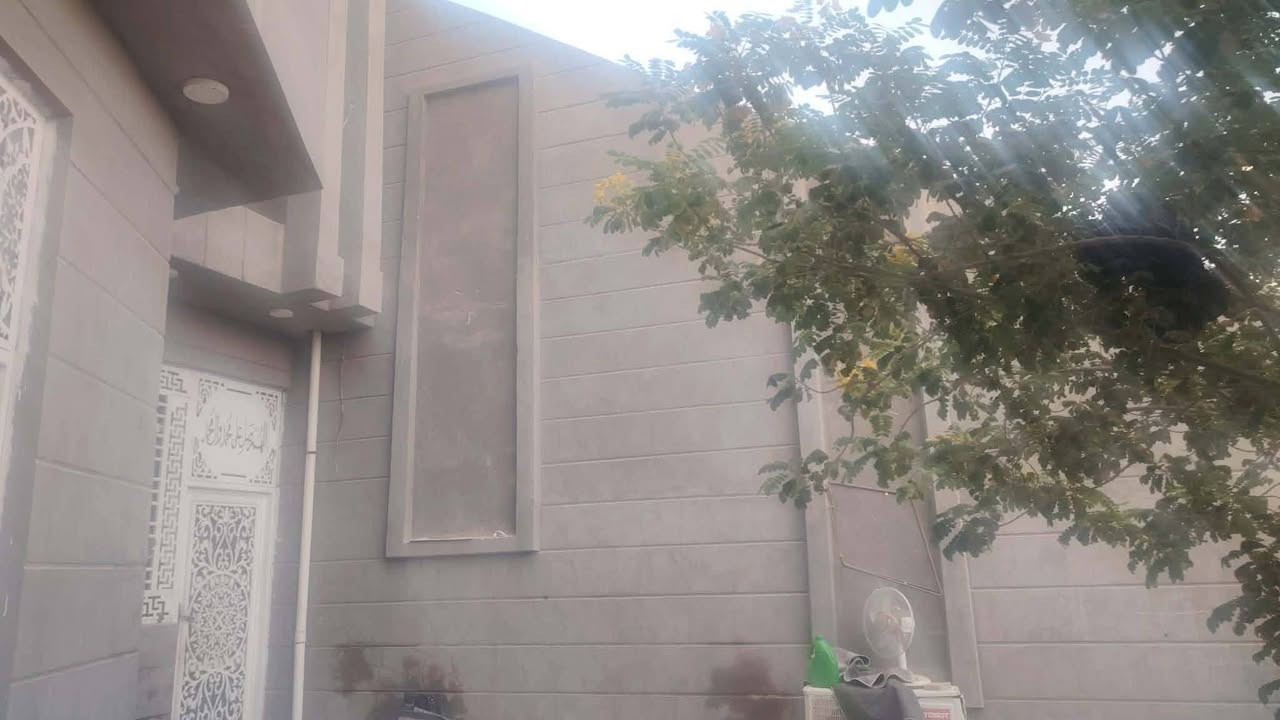 دار للبيع المساحه 270  كونكريت  كل الصطوح والبتلو مكان البيت التقيه 3قرب الكراج القديم بشارع مجمع الروان امام الكراج القديم   طابقين والثالث. صطح الطابق الاول يحتوي على  بناء طارمه وحديقه  ومدخل  براني  وصاله ومطبخ وغرفتين  نوم سويت ومجمع صحي داخل وخارج والطابق الثاني يحتوي على غرفتين وصاله ومجمع صحي وصطح وغرفتين مامبنيه اظافيه بس مامكمل بناهن وصطح طابق الاخير وب و الباب وجه البيت شارع 40 مساحته وباب وره البيت شارع امام شارع النجف يبعد 50 متر  طبعآ غرف وبناء كبار ليس زغار    الاستففسار خاص او هذا الرقم على السعر والتفاصيل ***********

ملاحظه  المايشتري ولاشراي لايعلق بسعر يدخل خاص ويدلل الدار جاهز للسكن
