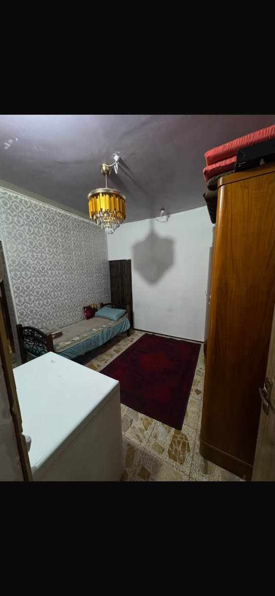 البيت مساحته ٢٠٠ متر بحي الأطباء يبعد فرعين عن الشارع العام بفرع مأكولات بيروت يسار يمين الحي معروف وراقي 
يحتوي على غرفتين نوم + سويت + ممر فاصل ومنور بين الغرفتين مطبخ
و استقبال
ابعاد الغرفتين خمسه بخمسه عرض وطول
الاستقبال 6 ب 4
المطبخ 4 ب 7
مساحة الطاره 6 ب 10
مع صحيات خارجيه 2 تحتوي على حمامات ثنين 
فقط الصاله معزوله بدون سقف مع وجود الدرج يعني فقط السقف تحتاج
مطبخ واستقبال عكاده فقط السقف حياطين  وطابوك جمهوري وباقي البيت كله طابوق جمهوري 
البيت مرتب وجيد جداً يصلح للسكن 
(((ملاحضة )))
اني صاحب العقار شخصياً وبأسمي والبيت مكفول من  سحب واعادة تسجيل وشرط الفحص علماً ان سعر القطعة 210 مليون 
والبيت كامل سعره 225 ابيعه بسبب ضروف!! *********** بي واتساب
***********
