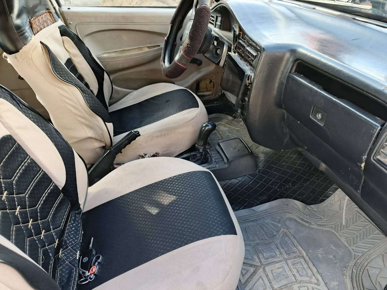 السلام عليكم للبيع سيات نضيفه محرك وكير شرط خيسانات مابيها قطره غرفتها شويه يعوزها ترتيب ورقم نكليزي كابون
بيها 
السعر 25بيها مجال ***********
***********1
