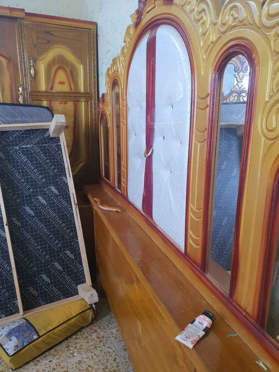 سلام عليكم غرفه نوم عراقيه استعمال قليل السعر ٥٠٠ بيهه مجال مكان بغداد ***********
