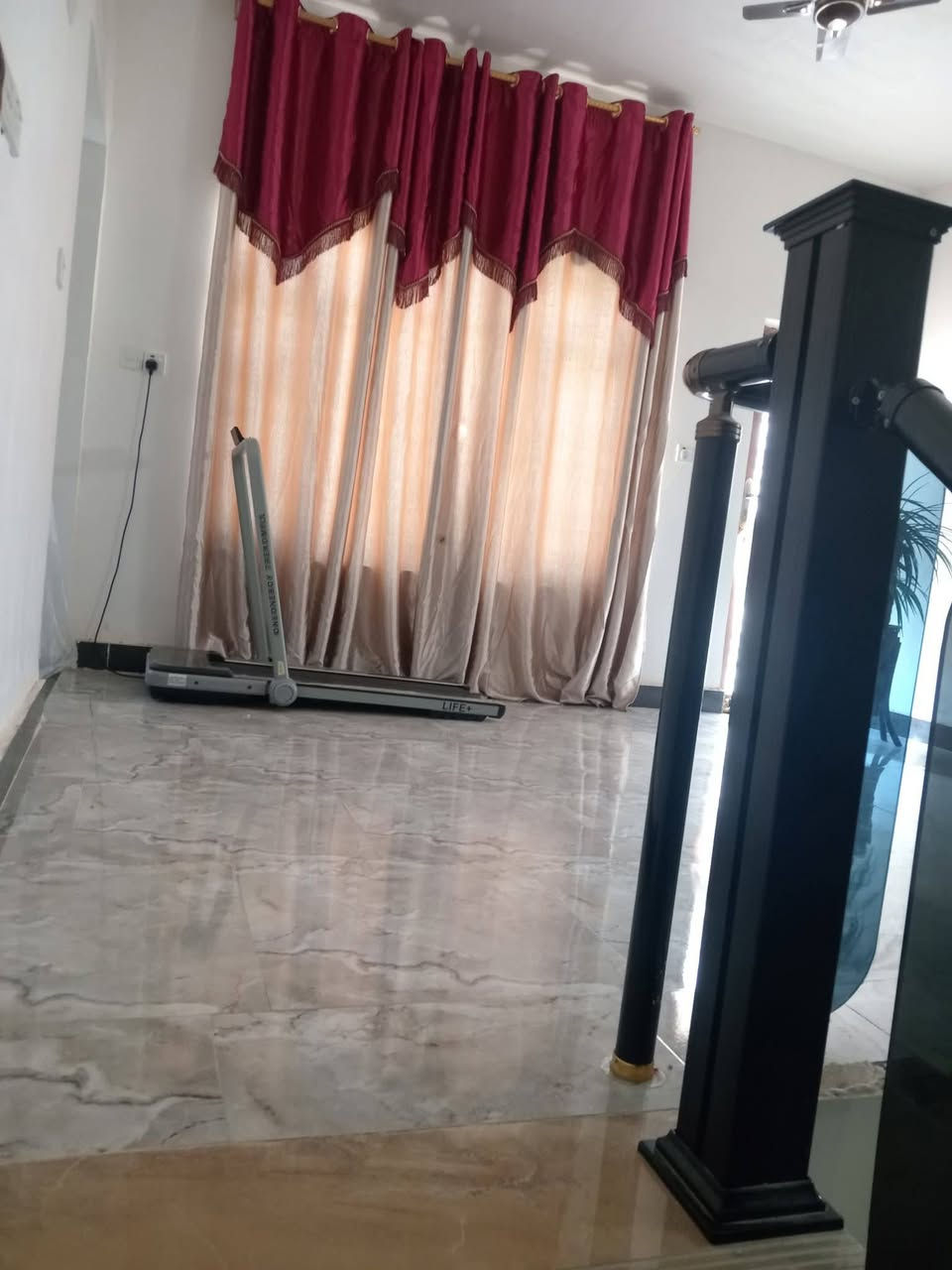 السلام عليكم بيت بناء حديث للبيع طابقين ٣غرف نوم وهول ومطبخ واستقبال حمامات ثنين العنوان مقابل معمل الحرير شارع مهند الحلاق قريب ع مدرسه براعم الإيمان تبليط بالباب مساحه البيت ١٣٠ مع الكاونتر والتانكي والسخان والمغاسل عدد ثنين البيت فازغ حاليا بس جيب غراضك وتكعد الاستفسار *********** البيت طابو زراعي سند ٢٥ السعر ١١٠وبي مجال للشراي
