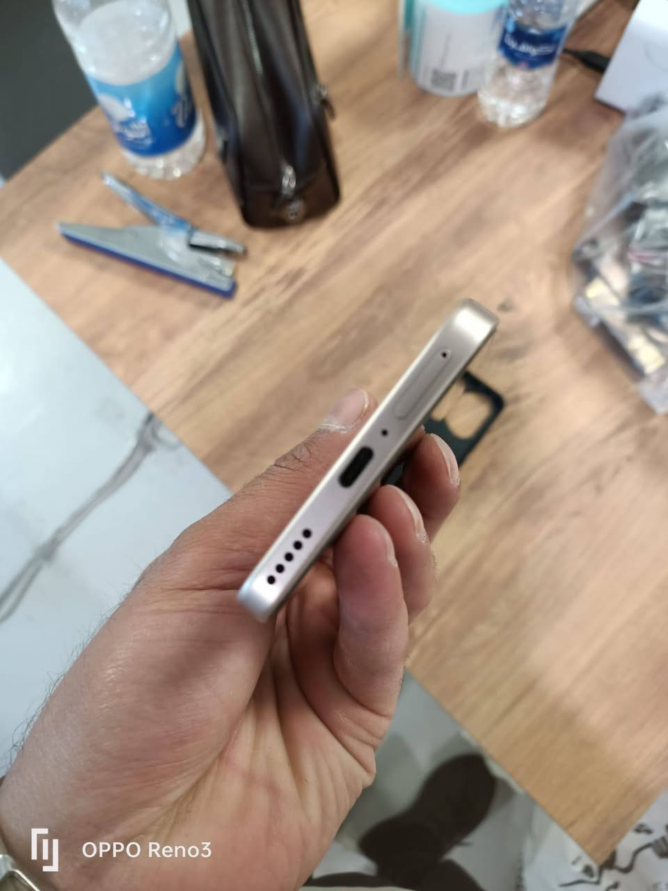 السلام عليكم شباب

هونر 400 لون شمباني نظيف  جدا.
ذاكره 512 كامل الملحقات  واستخدام قليل كلش 
سعره 470  لو عادي مراوس ويه ايفون 14 لو ١٥  لو ١٦  عادي
وانطي فرق عادي

  سبب البيع مكاعد اعرف اشتخدمه اني جناب ايفون


**إذا كنت صاحب هذا الإعلان وتريد حذفه لأي سبب، رجاءا أرسل رسالة إلى الدعم الفني**