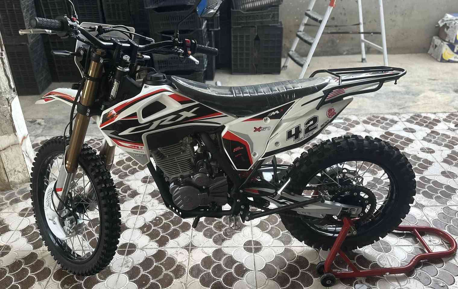 سلام عليكم قفاز CRX ٣٠٠  موديل 25 شهر  صارله  ما مسحوك يعني استخدام قليل المكان ديالي. الي شراي يتفضل ع رقم وتساب موجود ***********
