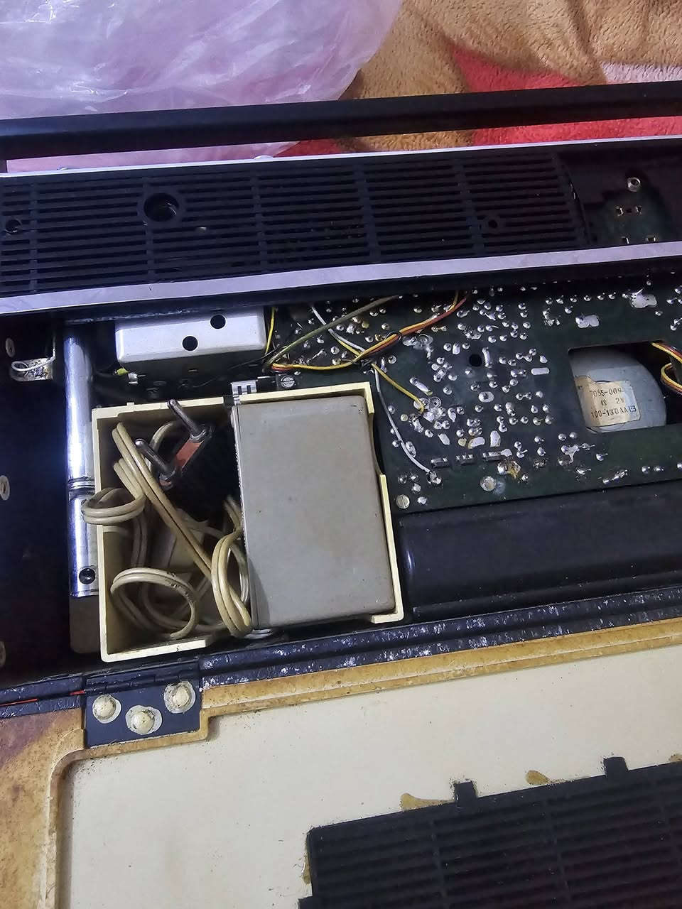 السلام عليكم 
راديو كروندك الماني 5موجات كهرباء وباتري نظيف وشغال صناعة الستينات
صوت عالي وسحب راقي ..
مكاني بغداد الاعظمية ..


**إذا كنت صاحب هذا الإعلان وتريد حذفه لأي سبب، رجاءا أرسل رسالة إلى الدعم الفني**