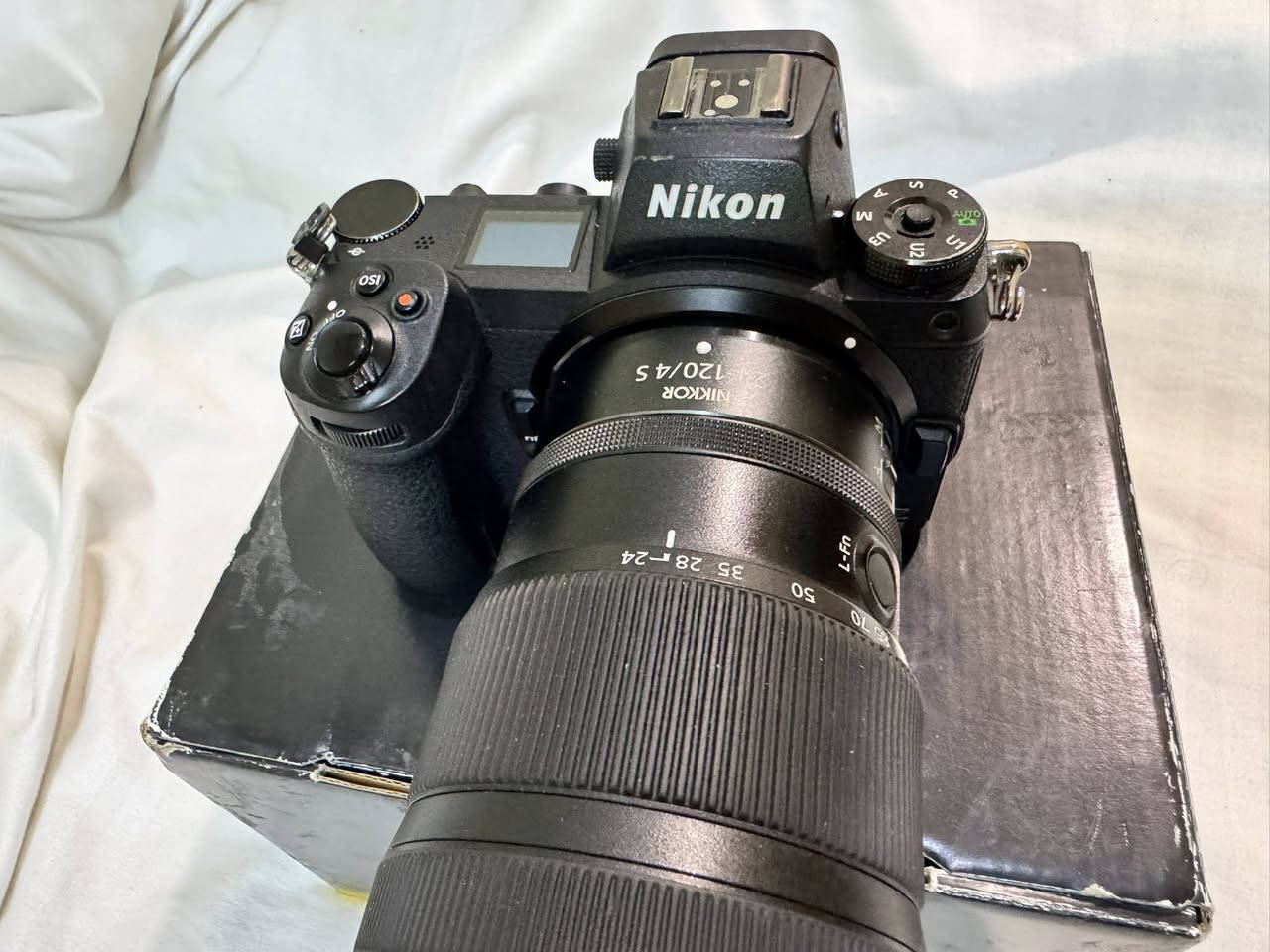 كامرا نيكون z6ll
عدسه 24-120 f4s
شتر الكامرا اقل ال9 k
السعر 275000 

المستشعر: مستشعر Full-Frame بدقة 24.5 ميجابكسل بتقنية BSI-CMOS (أداء متميز في الإضاءة الخافتة).
• المعالج: معالج صور مزدوج (Dual EXPEED 6) لسرعة معالجة عالية.
• الفيديو: تصوير بدقة 4K UHD بسرعة تصل إلى 60 إطاراً في الثانية (مع قص DX).
• التصوير المستمر: سرعة تصل إلى 14 إطاراً في الثانية.
• نظام التركيز: نظام تركيز تلقائي هجين بـ 273 نقطة، مع ميزات محسنة لاكتشاف العين للناس والحيوانات.
• التخزين: فتحتان للذاكرة (واحدة لبطاقات CFexpress/XQD والأخرى لبطاقات SD UHS-II).
• التثبيت: مثبت صورة داخلي (IBIS) خماسي المحاور.
• الشاشة: شاشة LCD تعمل باللمس مقاس 3.2 بوصة قابلة للإمالة.
• البطارية: تدعم الشحن المستمر عبر منفذ USB-C.


**إذا كنت صاحب هذا الإعلان وتريد حذفه لأي سبب، رجاءا أرسل رسالة إلى الدعم الفني**