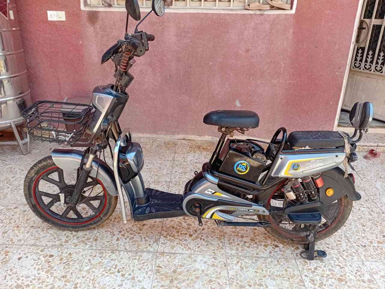 سلام عليكم عندي دراجة شحن  نضيفة وجديدة مستعملة قليل
للببيع  سعر 600  للاستفسار ***********
