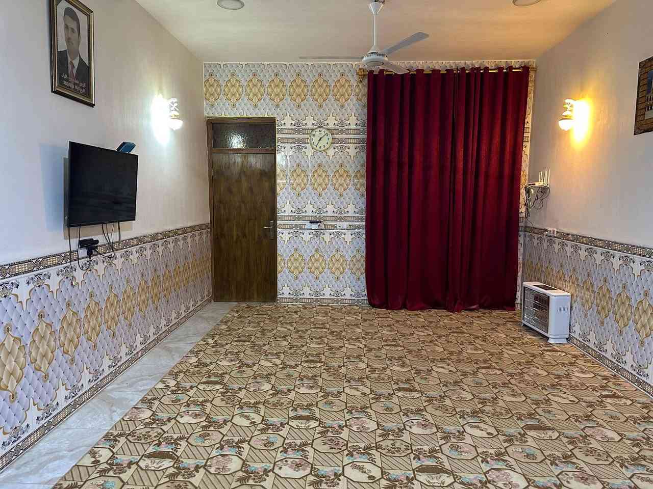 سلام عليكم

تحية طيبة

بيت للبيع في الجوت قرية الزهراء مقابيل ملعب التارتان

ثالث بيت عن الشارع العام مساحة ٦٠٠ متر 

يحتوي على استقبال 4*8

وصالة 4*8 لحد الدرج 

وغرف عدد 2 مساحة 4*5 

ومطبخ 4*5

وصحيات داخلية وخارجية 

البناء طابوق جمهوري

بيت بناء حديث متعوب عليه 

للأستفسار التواصل مع الرقم 

 ***********
