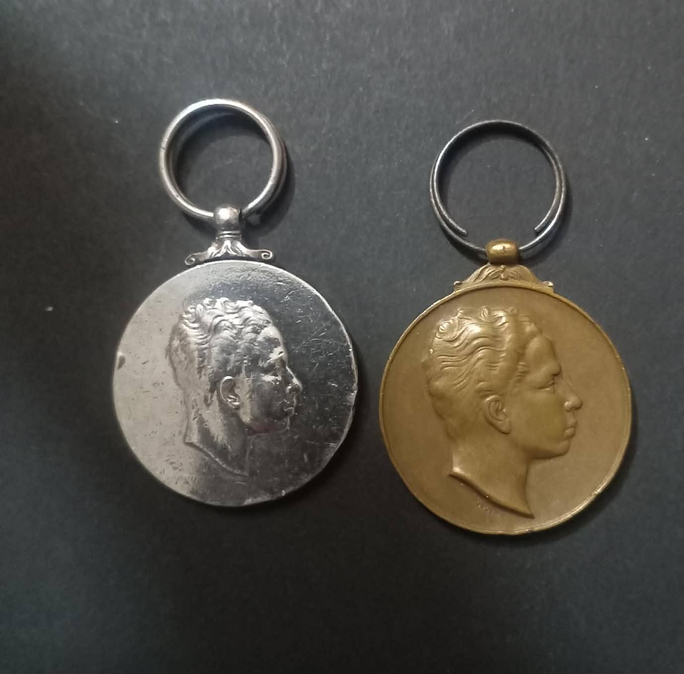 150. دولار 
قطعتين ميداليات تتويج ملك فيصل الثاني 1953
  ميدالية  فضة   وزن 19 غرام
والمدالية الثانية نحاس


**إذا كنت صاحب هذا الإعلان وتريد حذفه لأي سبب، رجاءا أرسل رسالة إلى الدعم الفني**