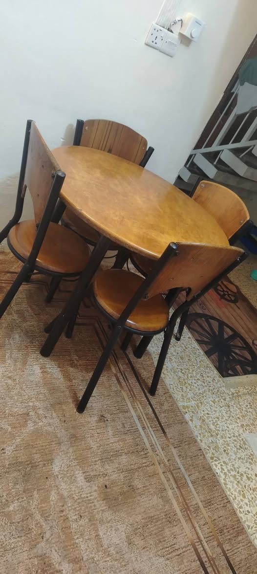 السلام عليكم ميز طعام نظيف للبيع بس واحد الظهر يختلف مثل مامبين بالصور 
سعره ١٠٠ وبي مجال للشراي
المكان محموديه


**إذا كنت صاحب هذا الإعلان وتريد حذفه لأي سبب، رجاءا أرسل رسالة إلى الدعم الفني**